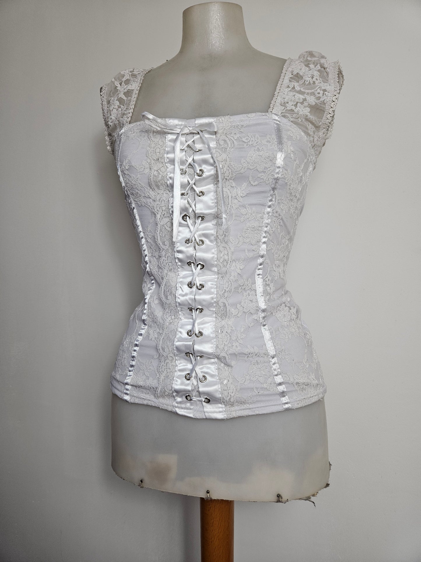 Haut laçage et dentelle blanc