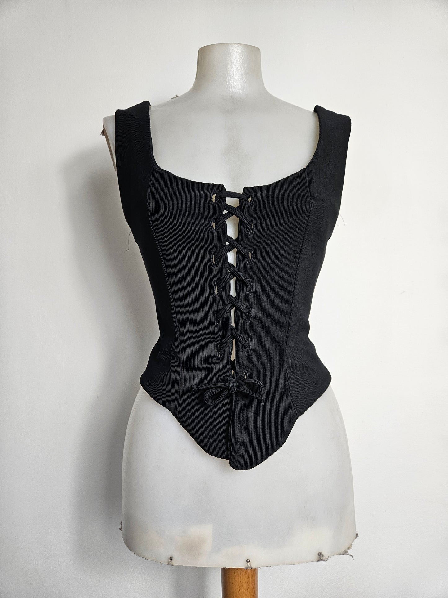 Haut noir à laçage