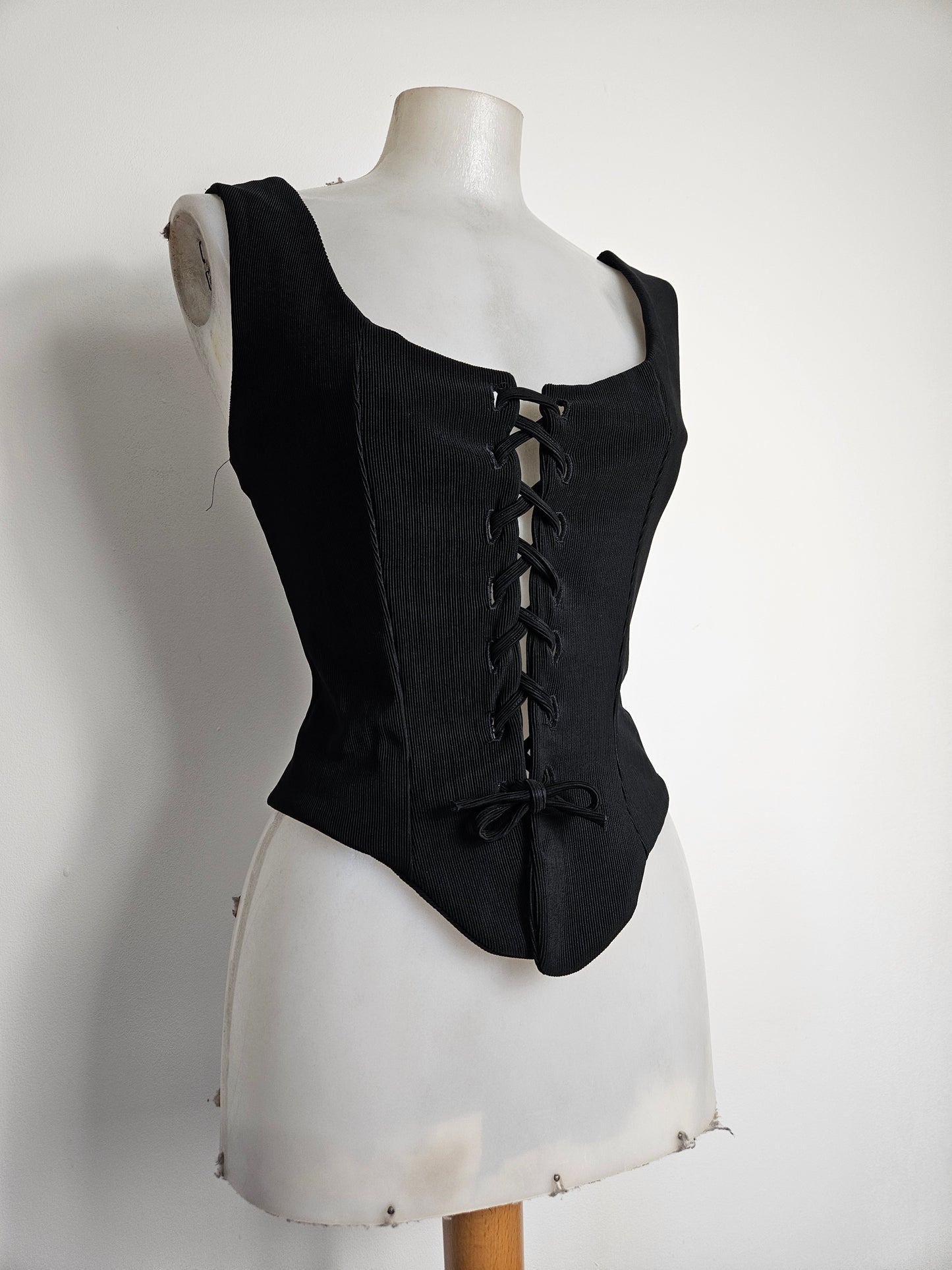 Haut noir à laçage