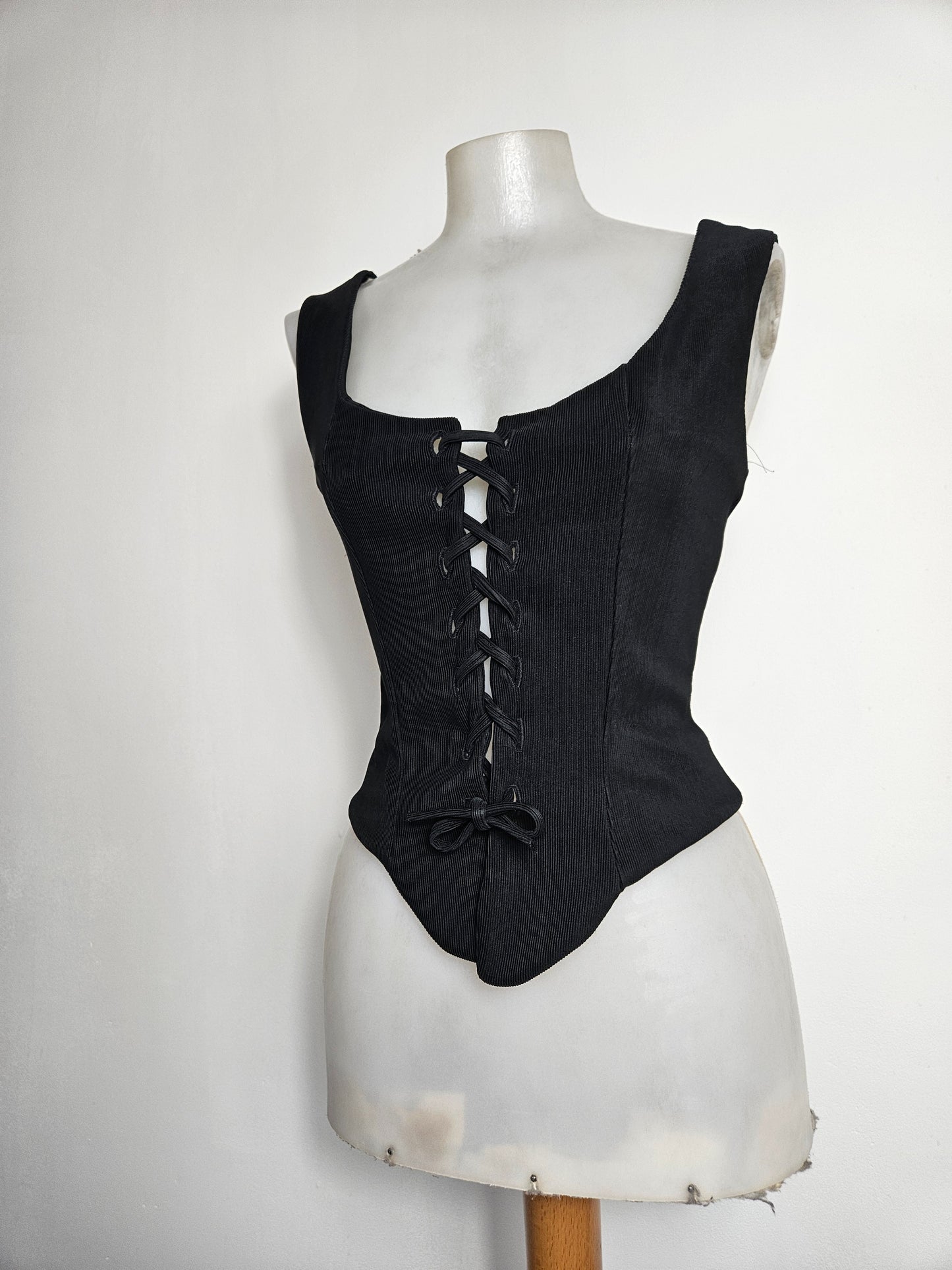 Haut noir à laçage