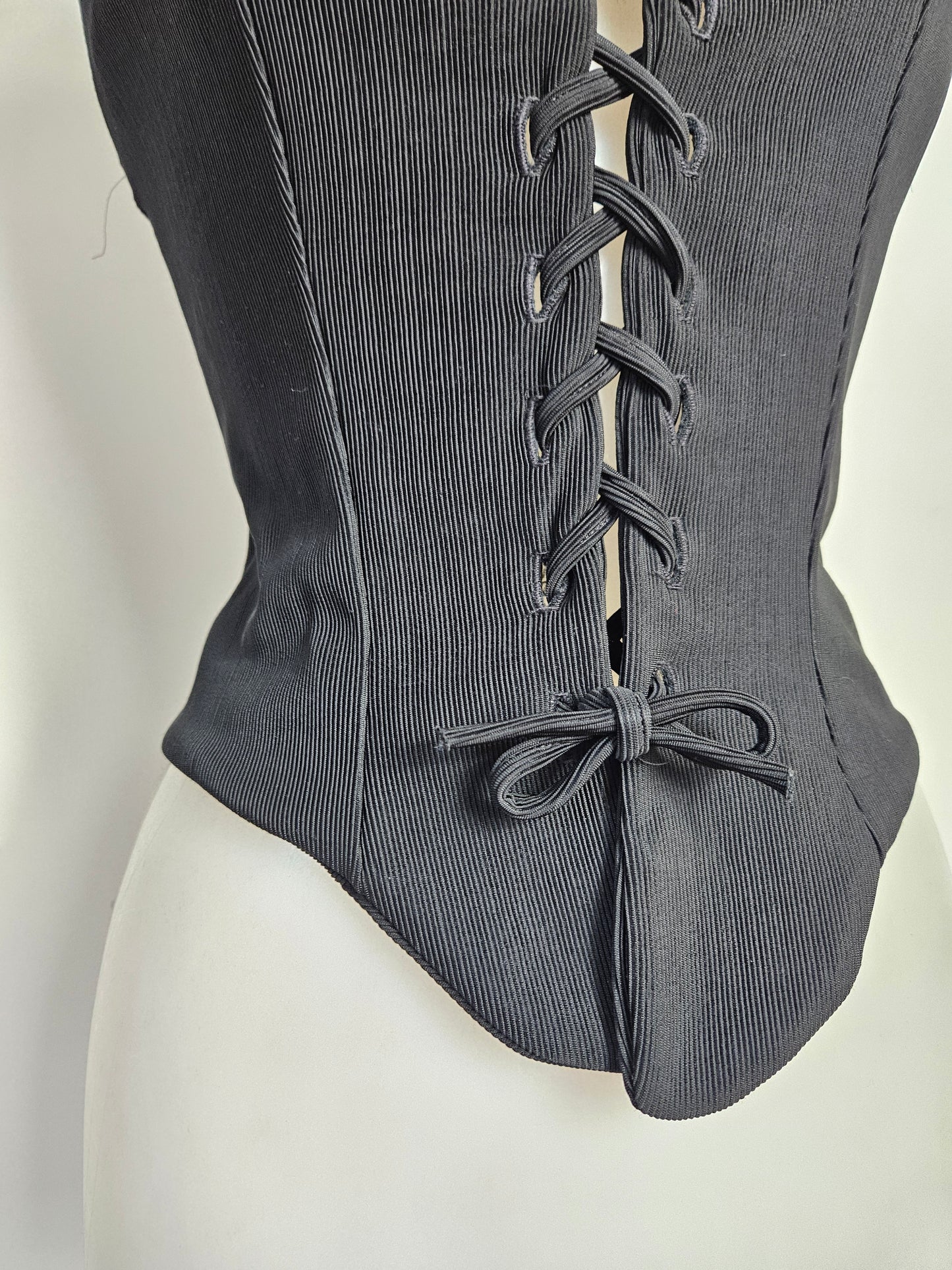 Haut noir à laçage