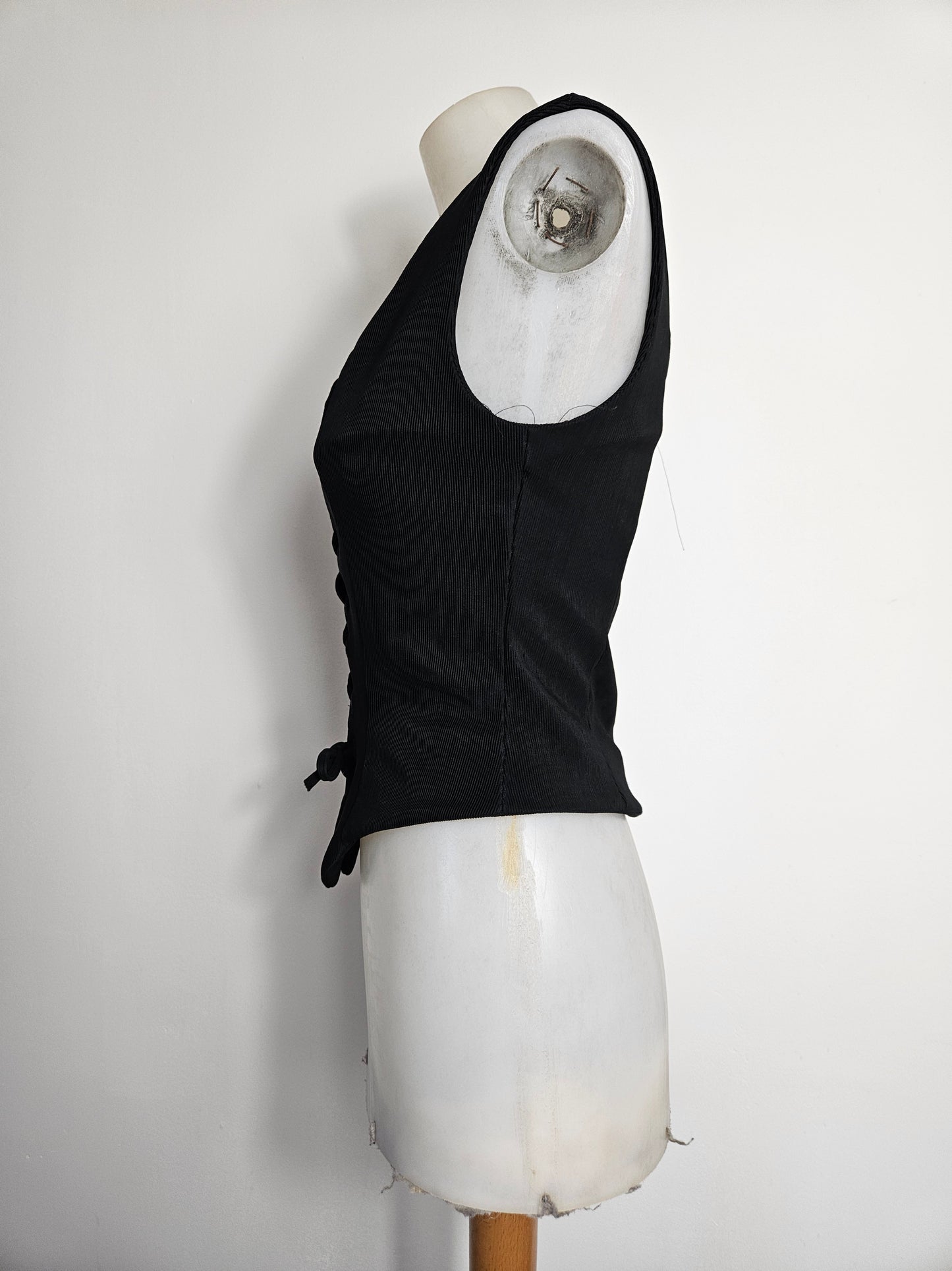 Haut noir à laçage