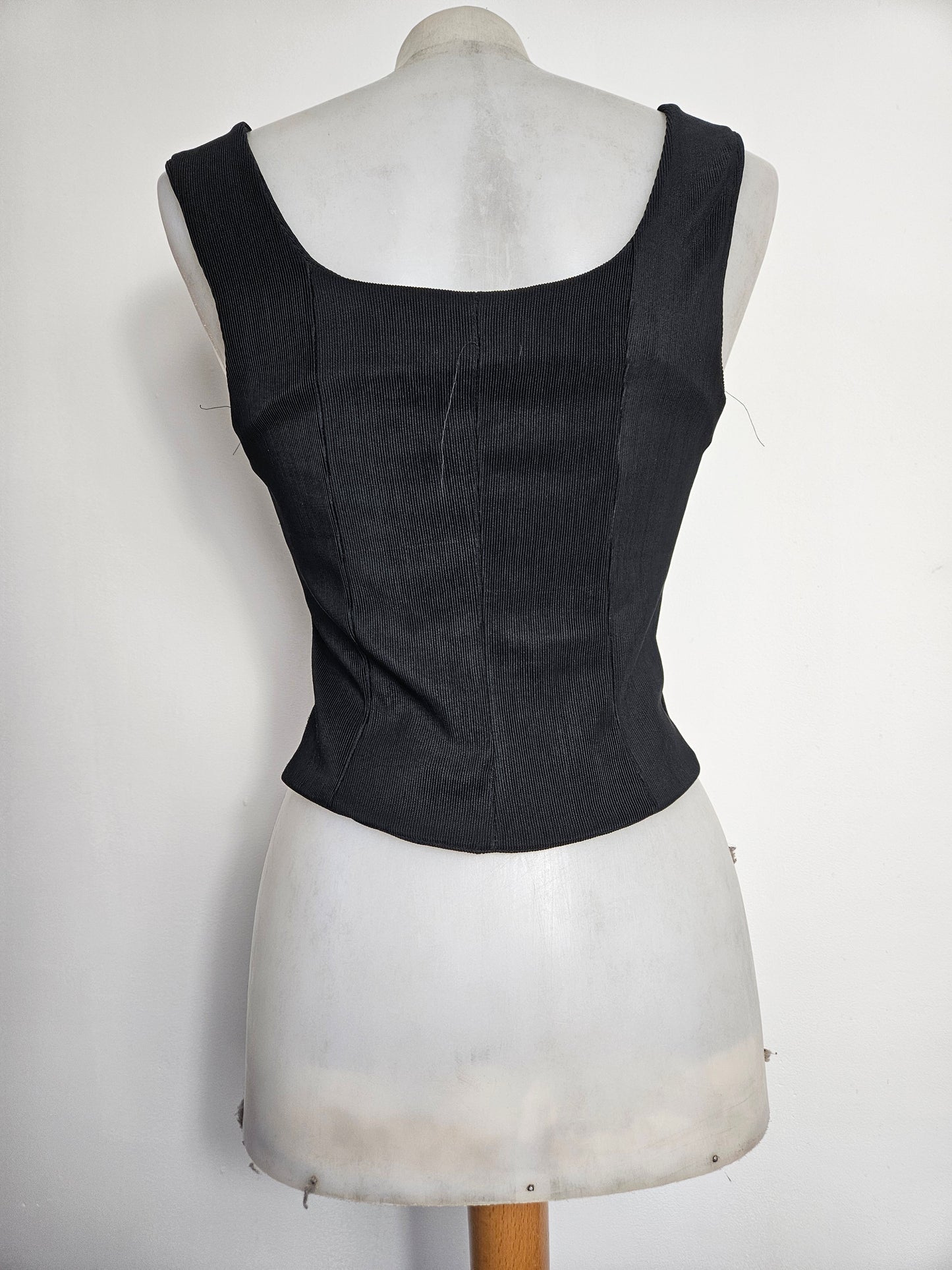 Haut noir à laçage