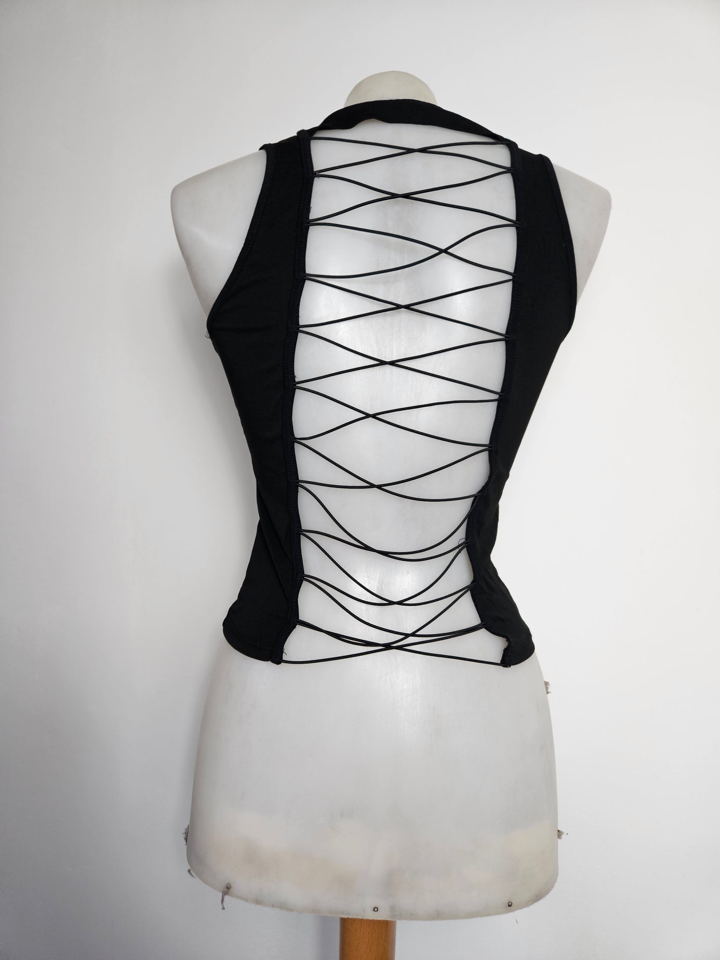 Haut dos nu à lacets