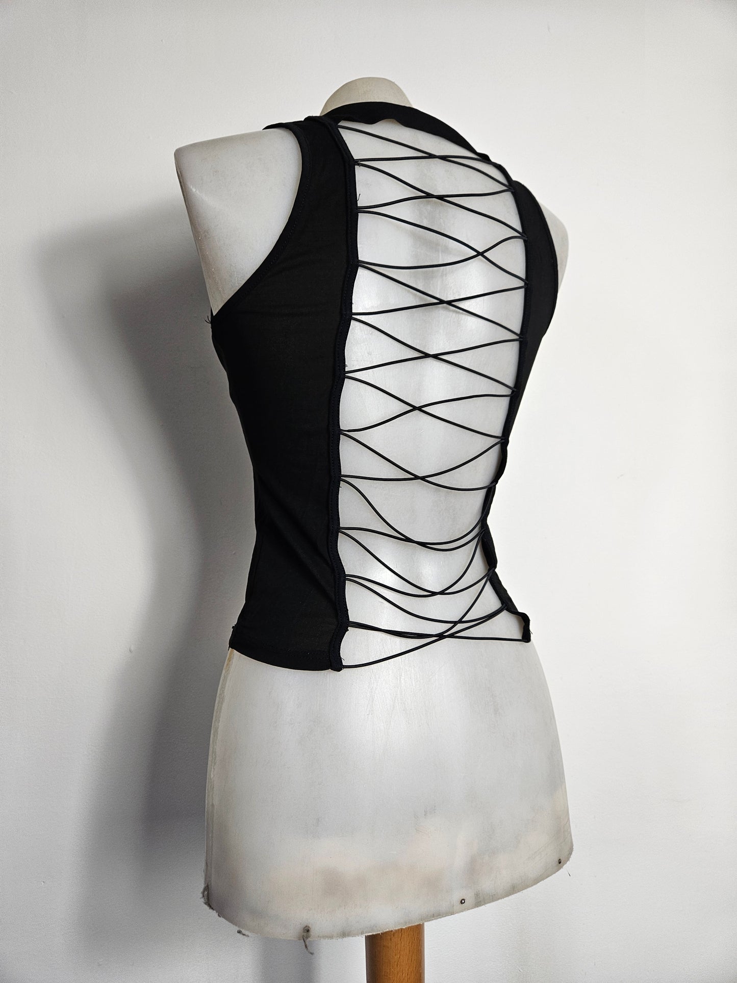 Haut dos nu à lacets