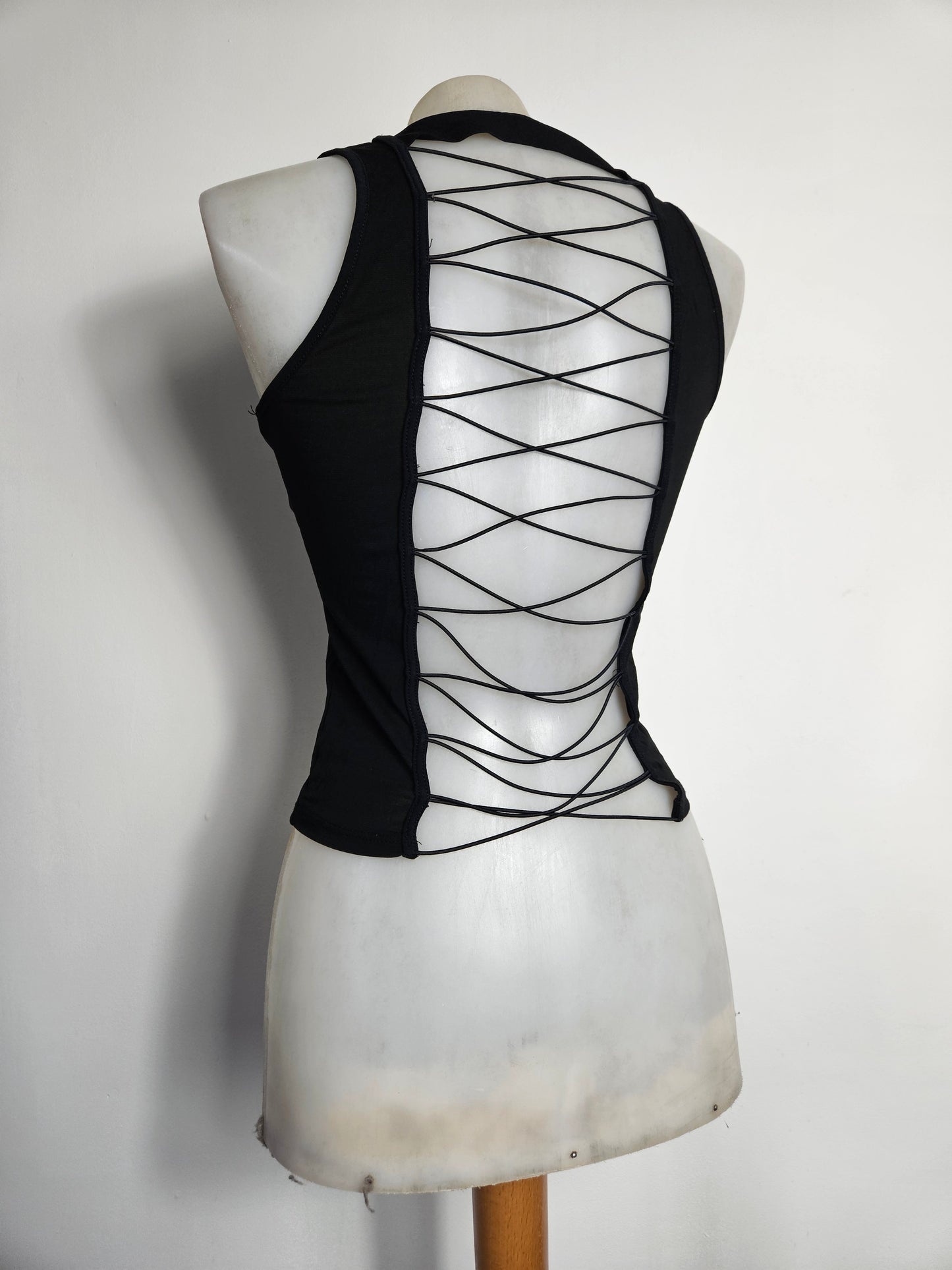 Haut dos nu à lacets