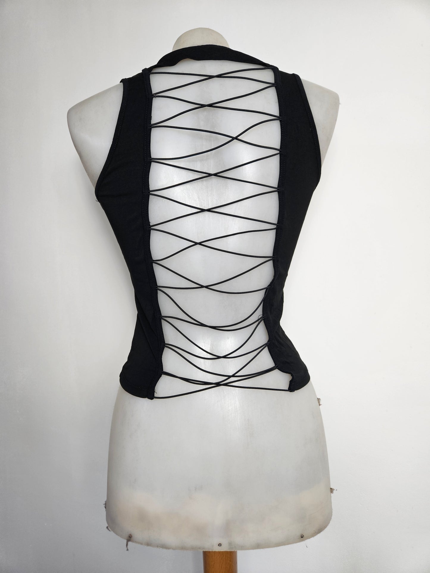 Haut dos nu à lacets