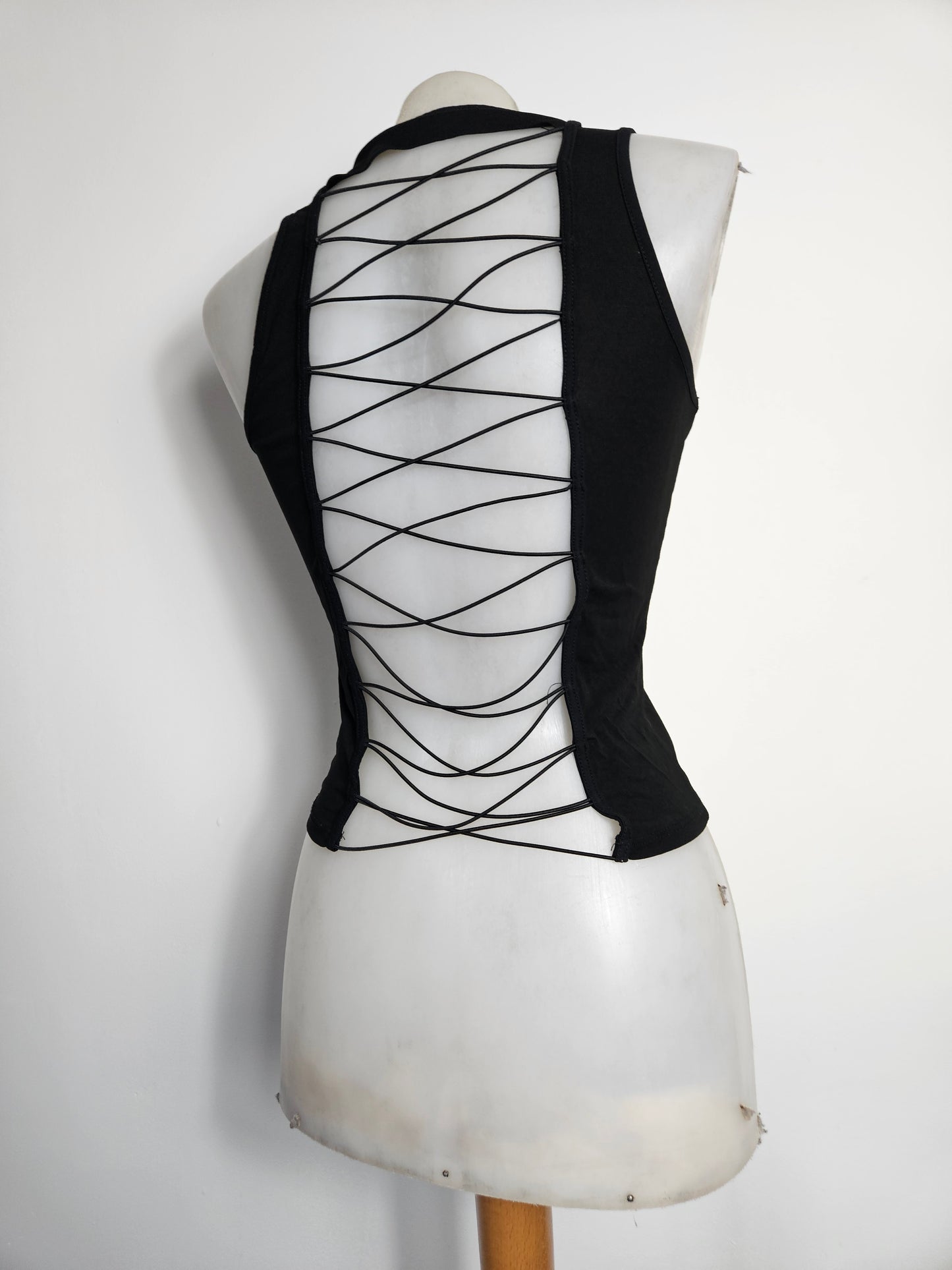 Haut dos nu à lacets