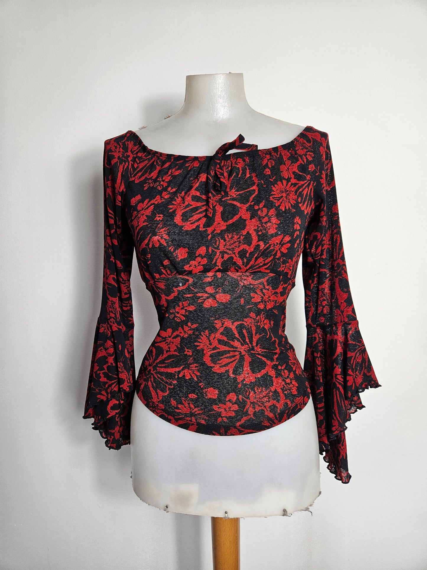 Haut floral rouge et noir