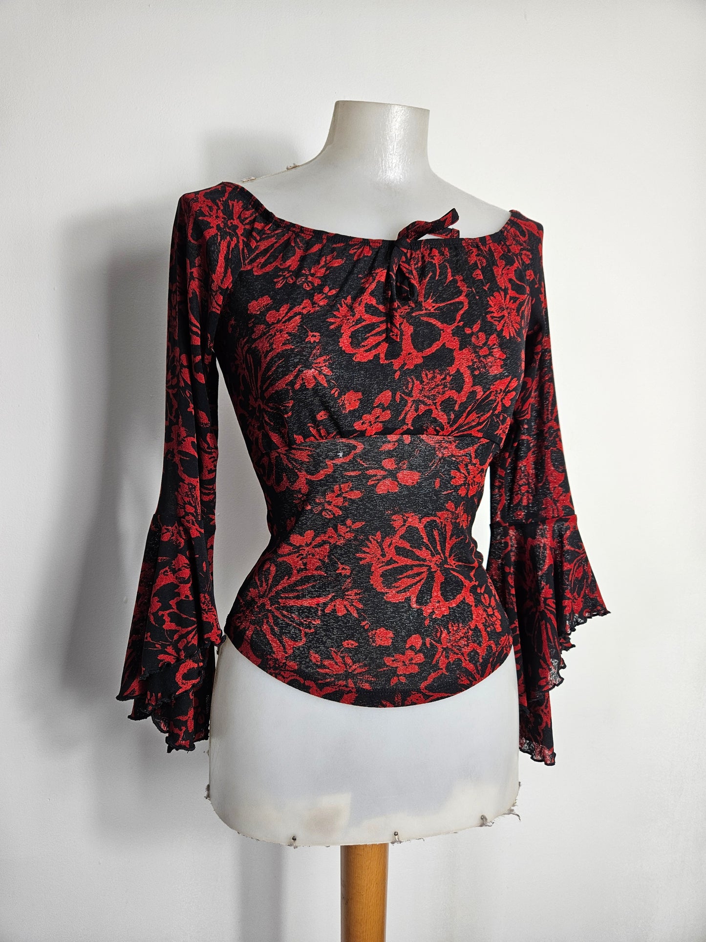Haut floral rouge et noir