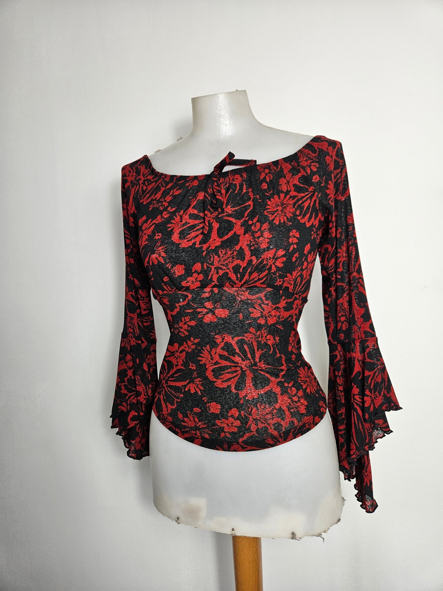 Haut floral rouge et noir