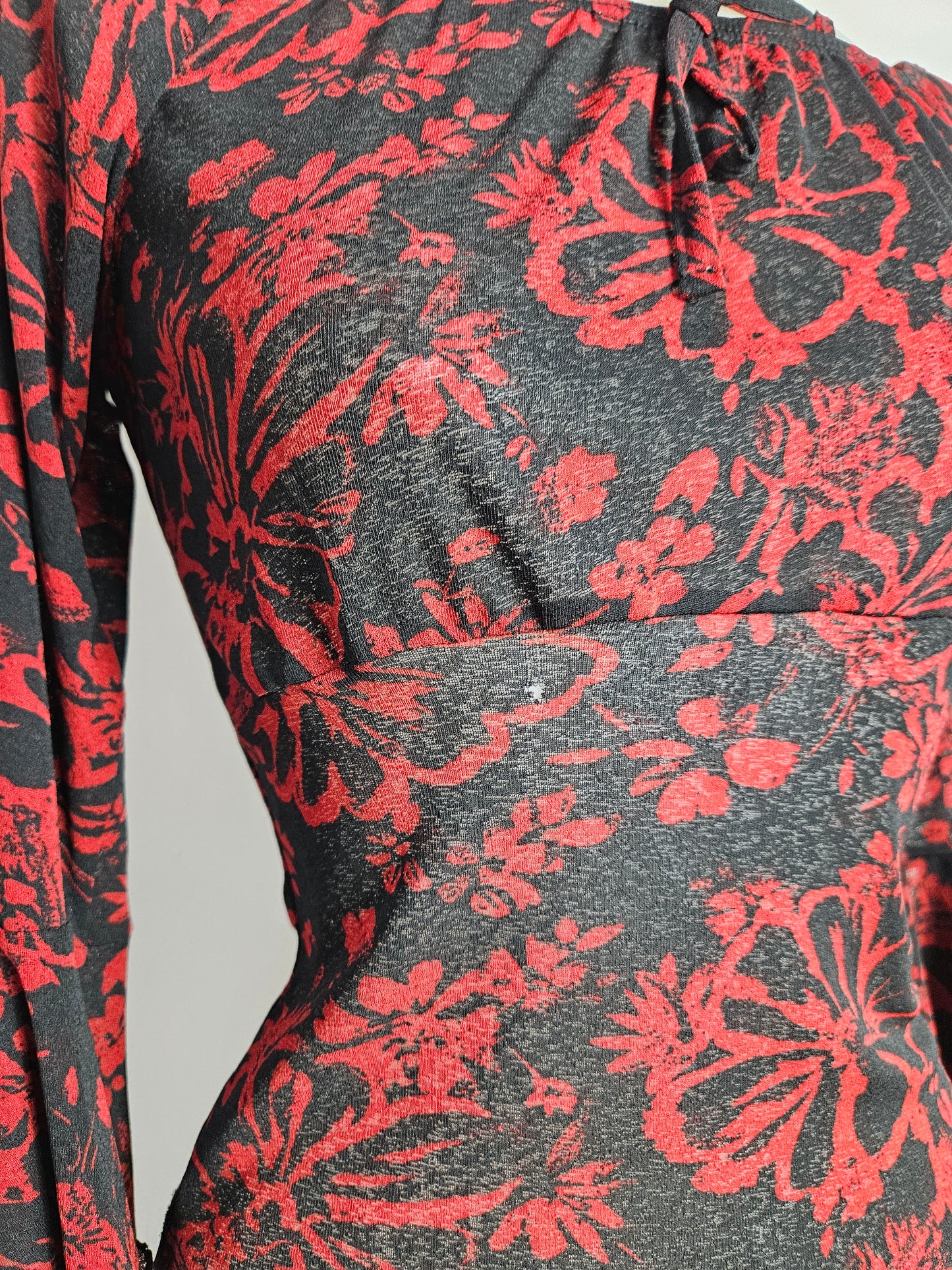 Haut floral rouge et noir