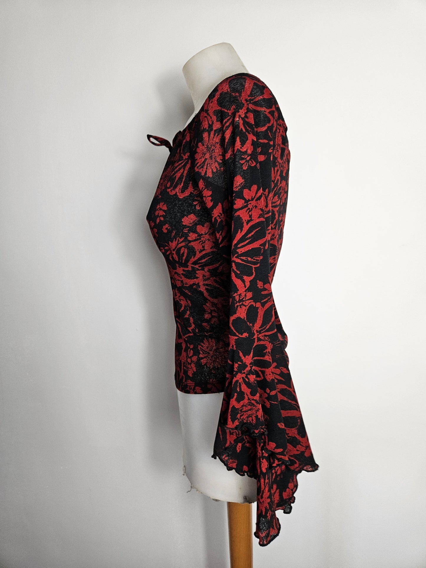 Haut floral rouge et noir