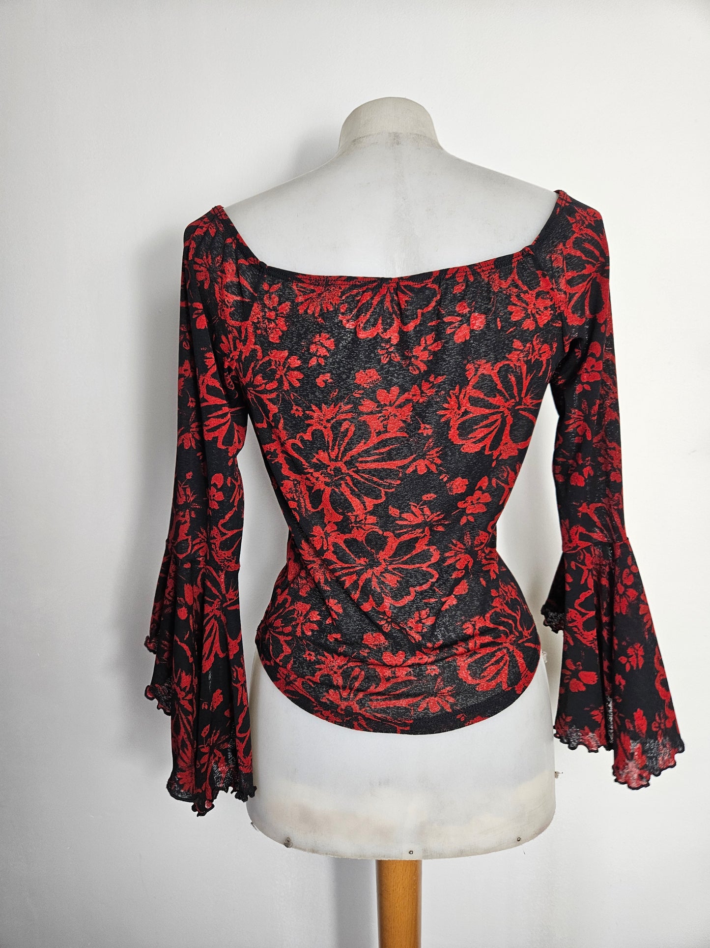 Haut floral rouge et noir