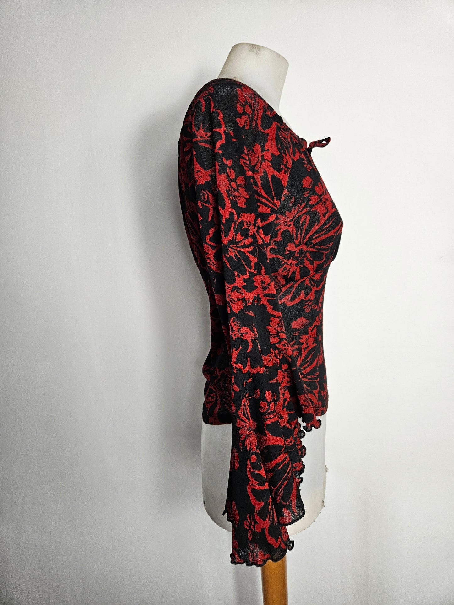 Haut floral rouge et noir