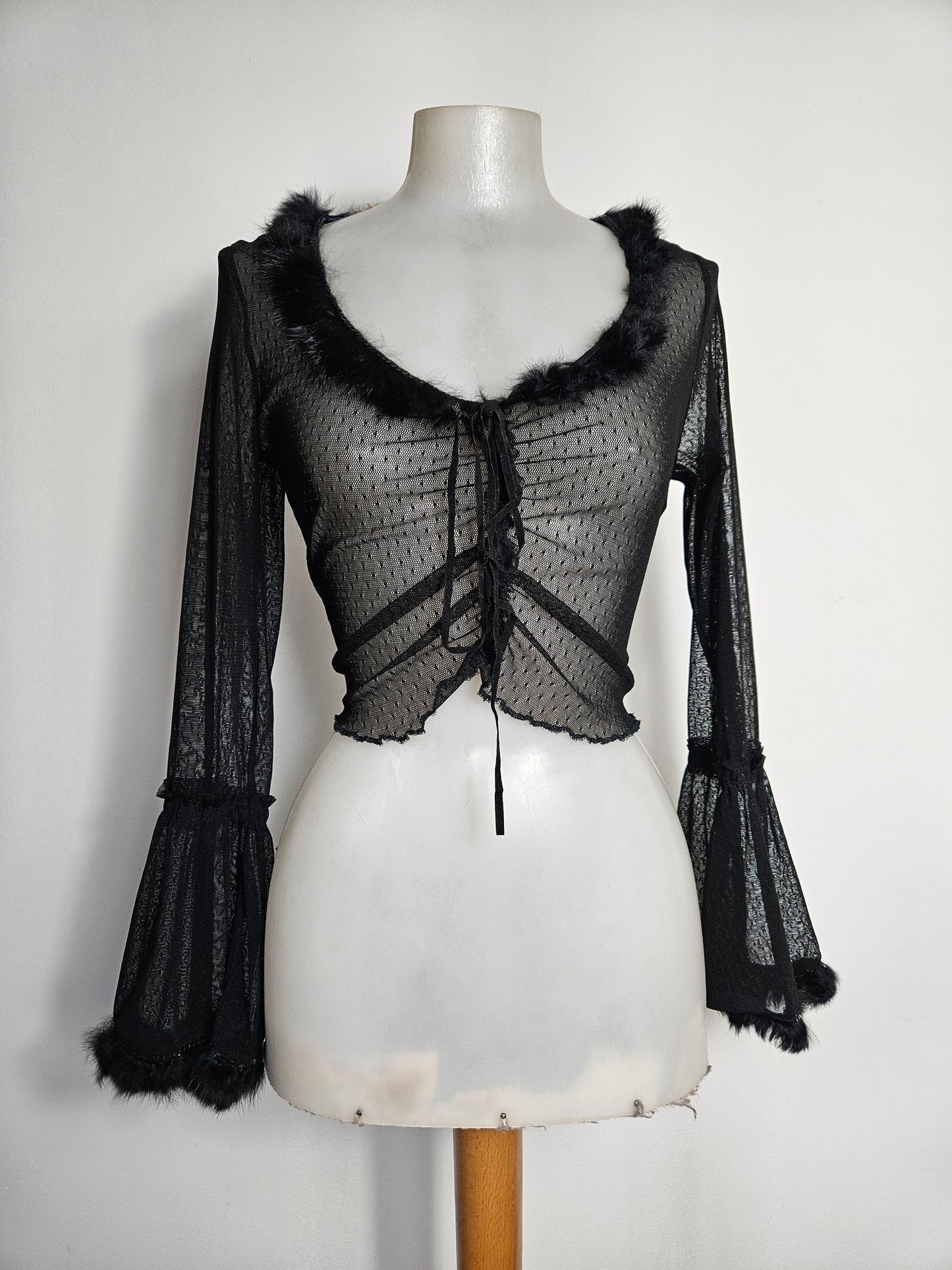 Boléro en voile et fausses plumes