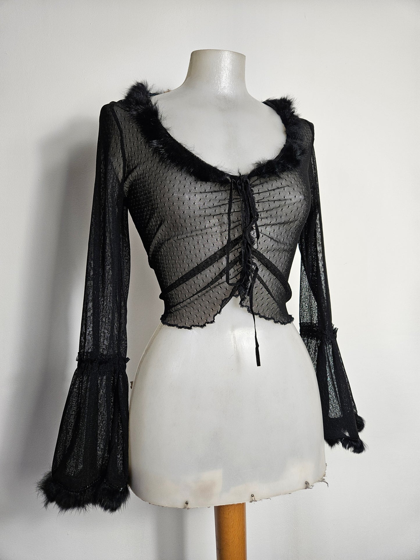 Boléro en voile et fausses plumes