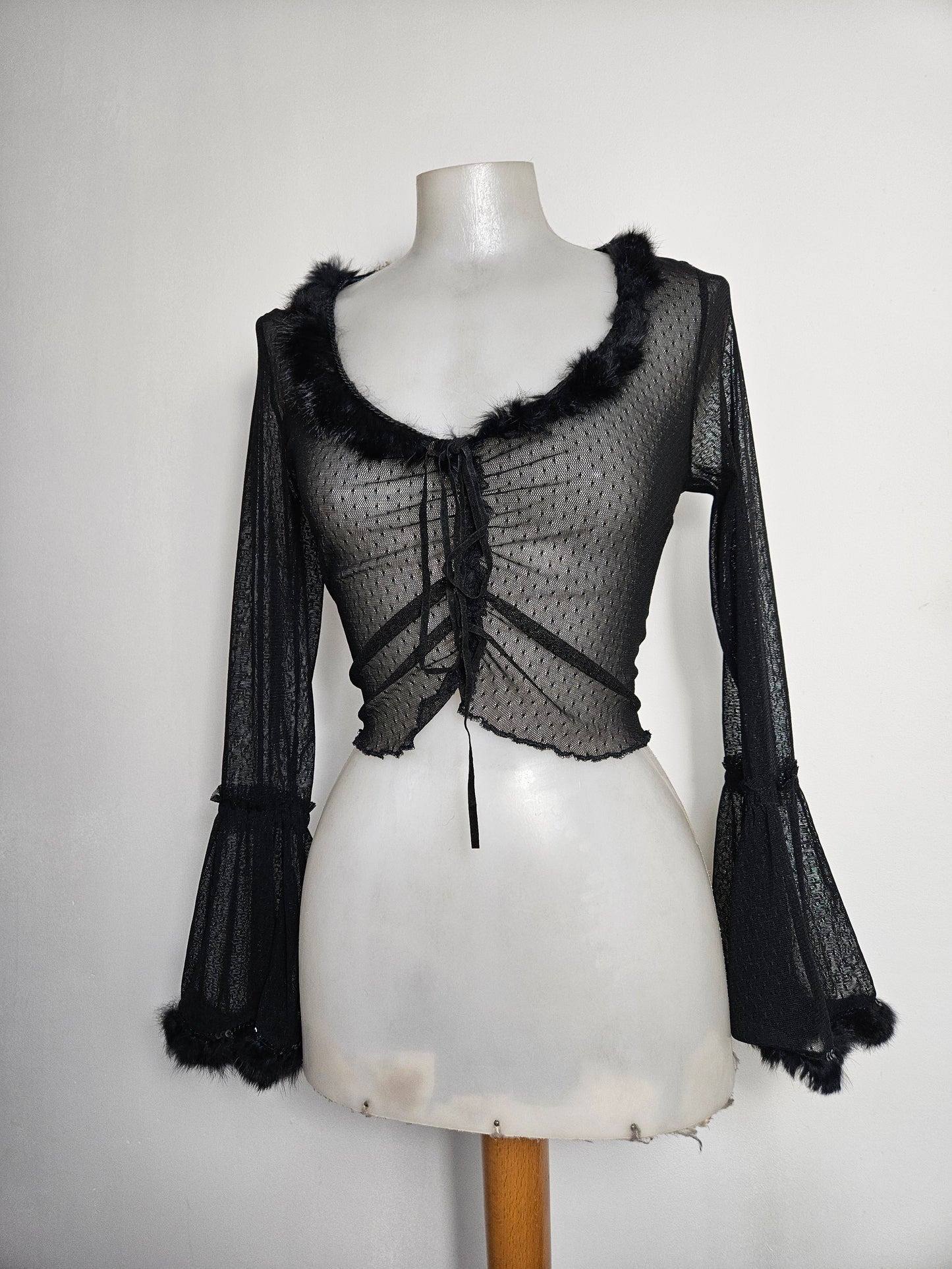 Boléro en voile et fausses plumes