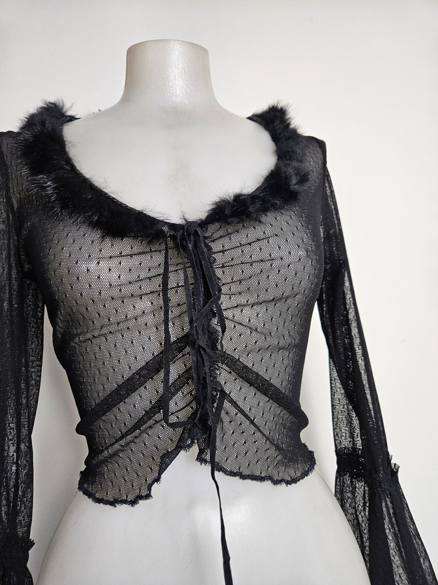 Boléro en voile et fausses plumes