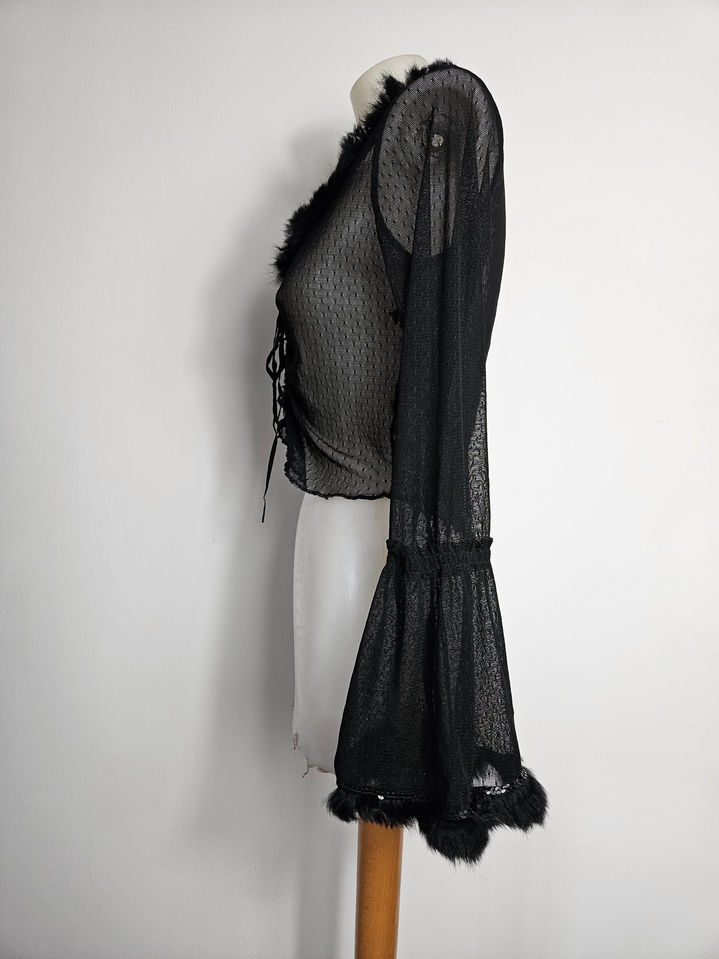 Boléro en voile et fausses plumes