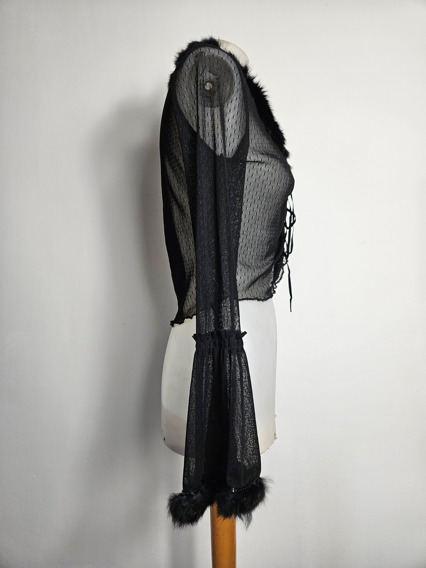 Boléro en voile et fausses plumes