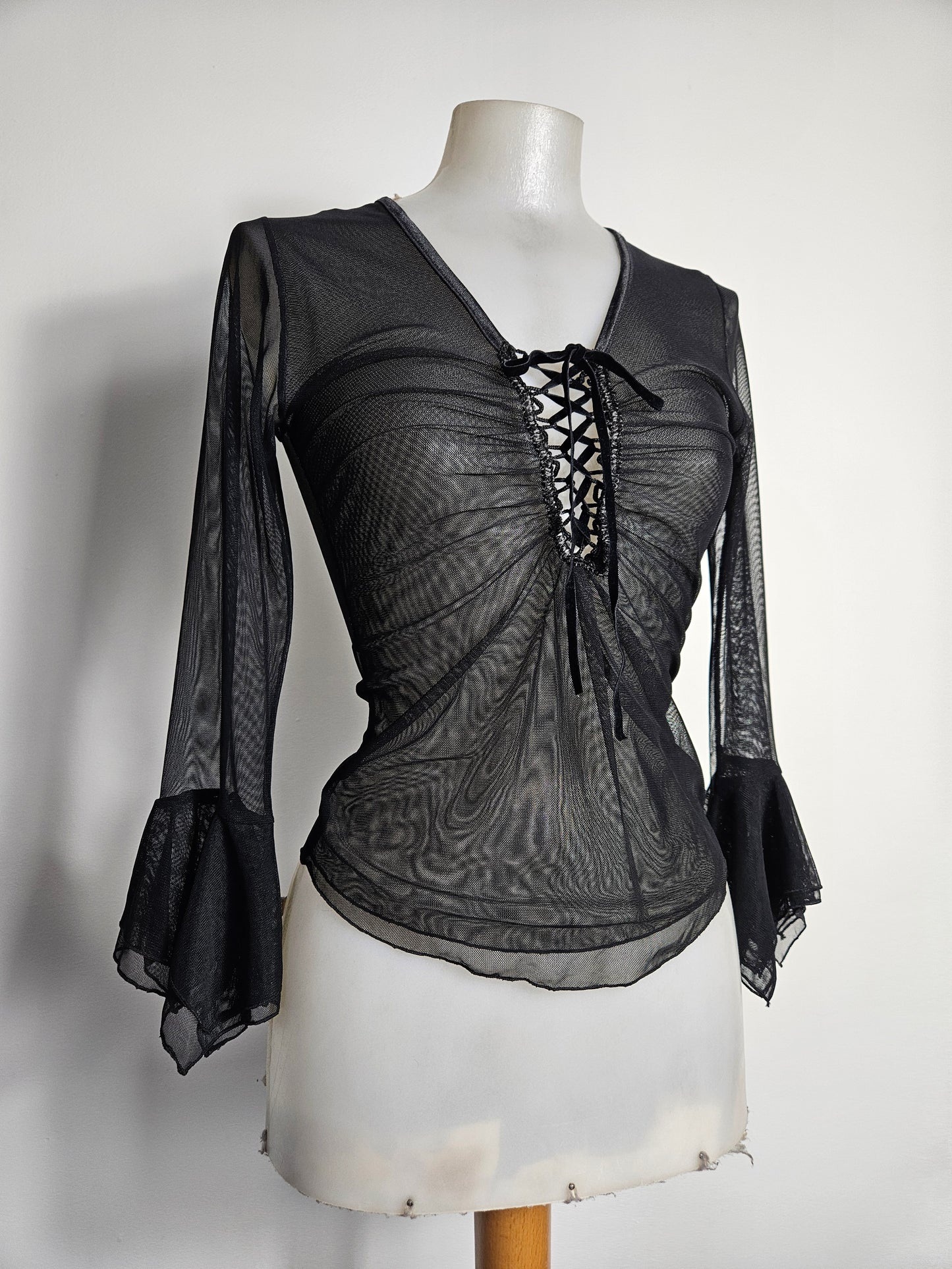 Haut en voile à laçage