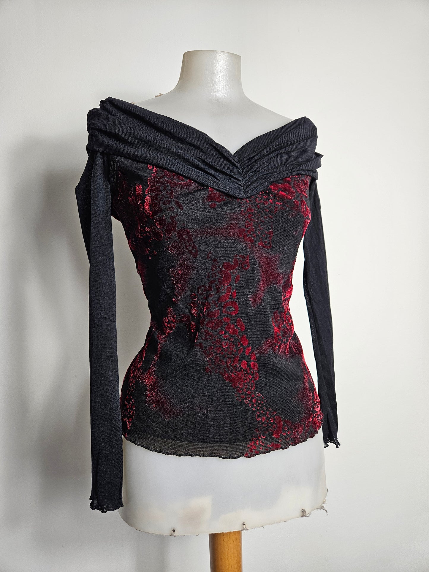 Haut en voile floral rouge et noir