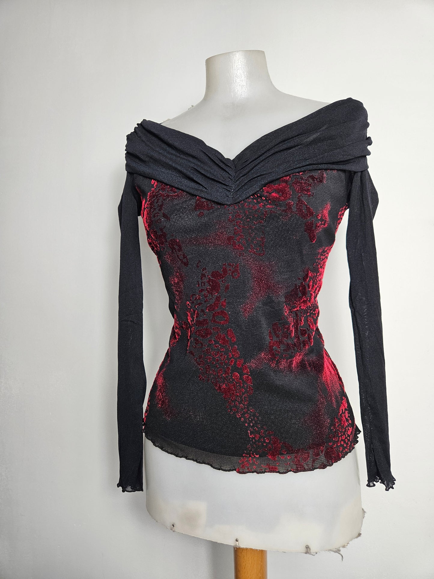 Haut en voile floral rouge et noir