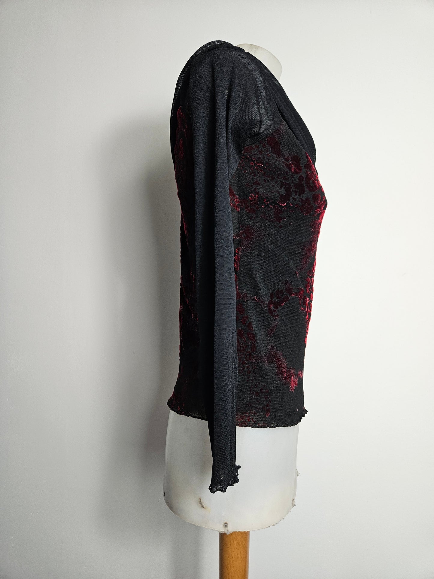 Haut en voile floral rouge et noir