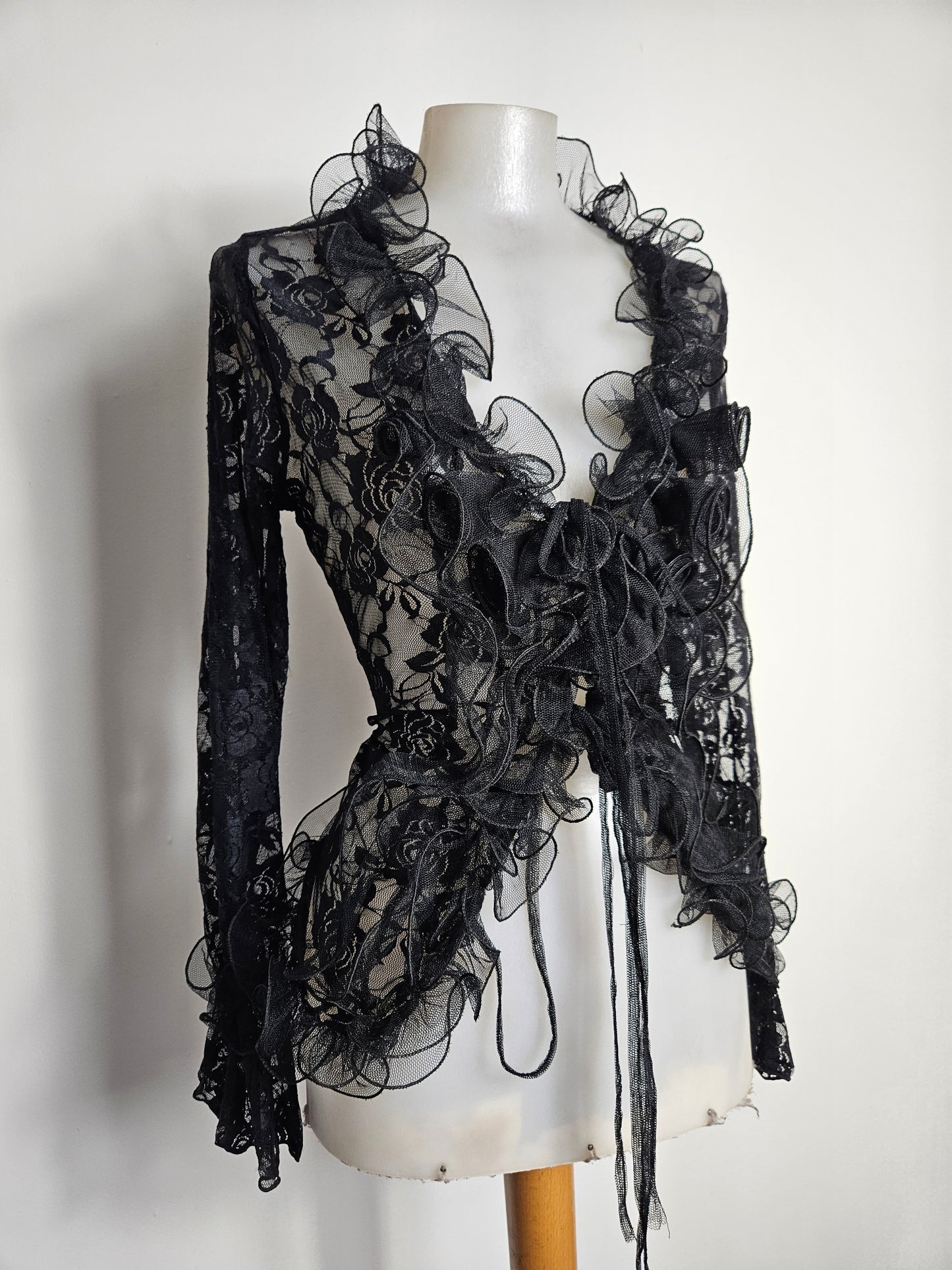 Chemise en dentelle à volants