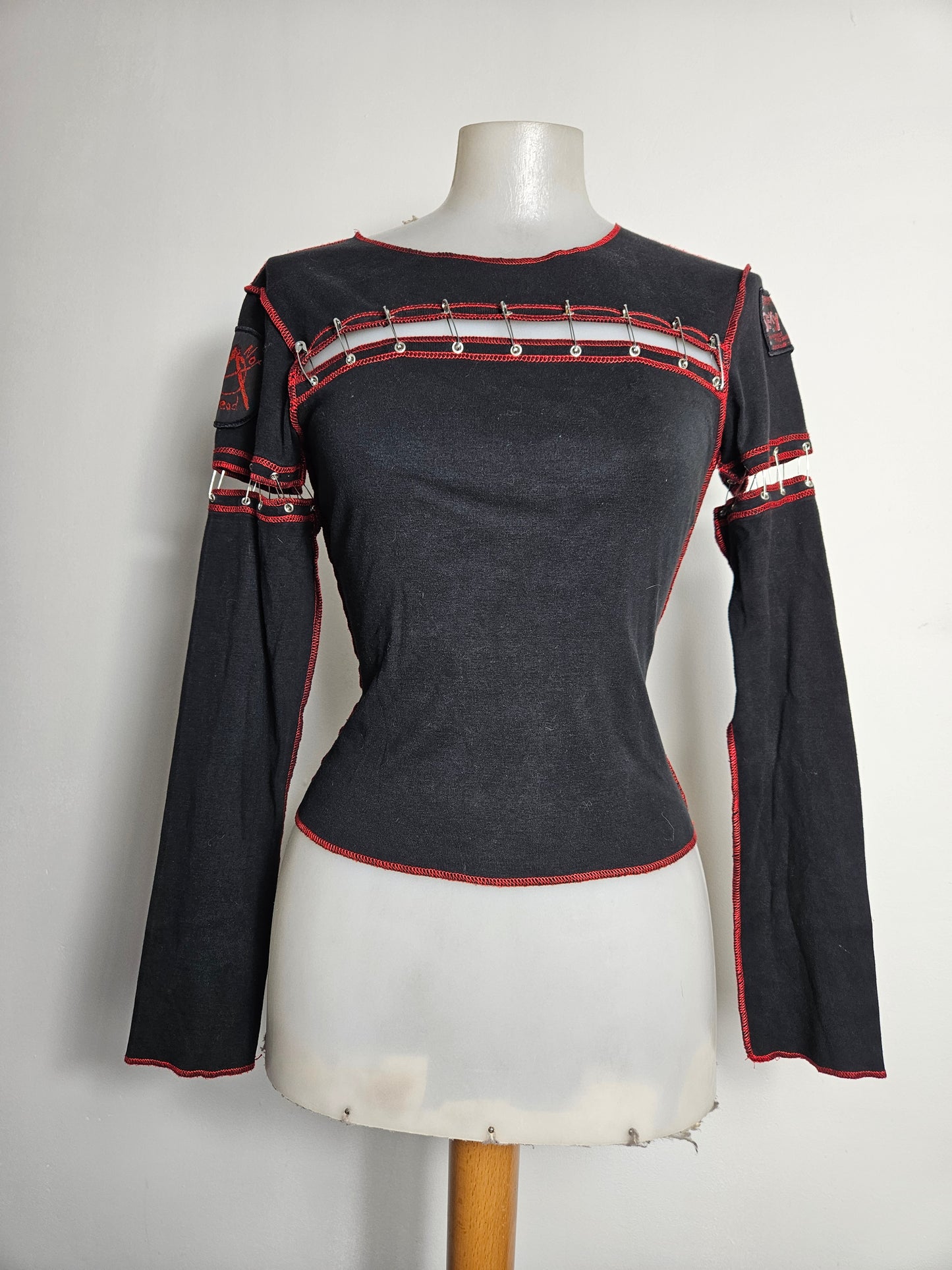 Haut avec épingles à nourrice