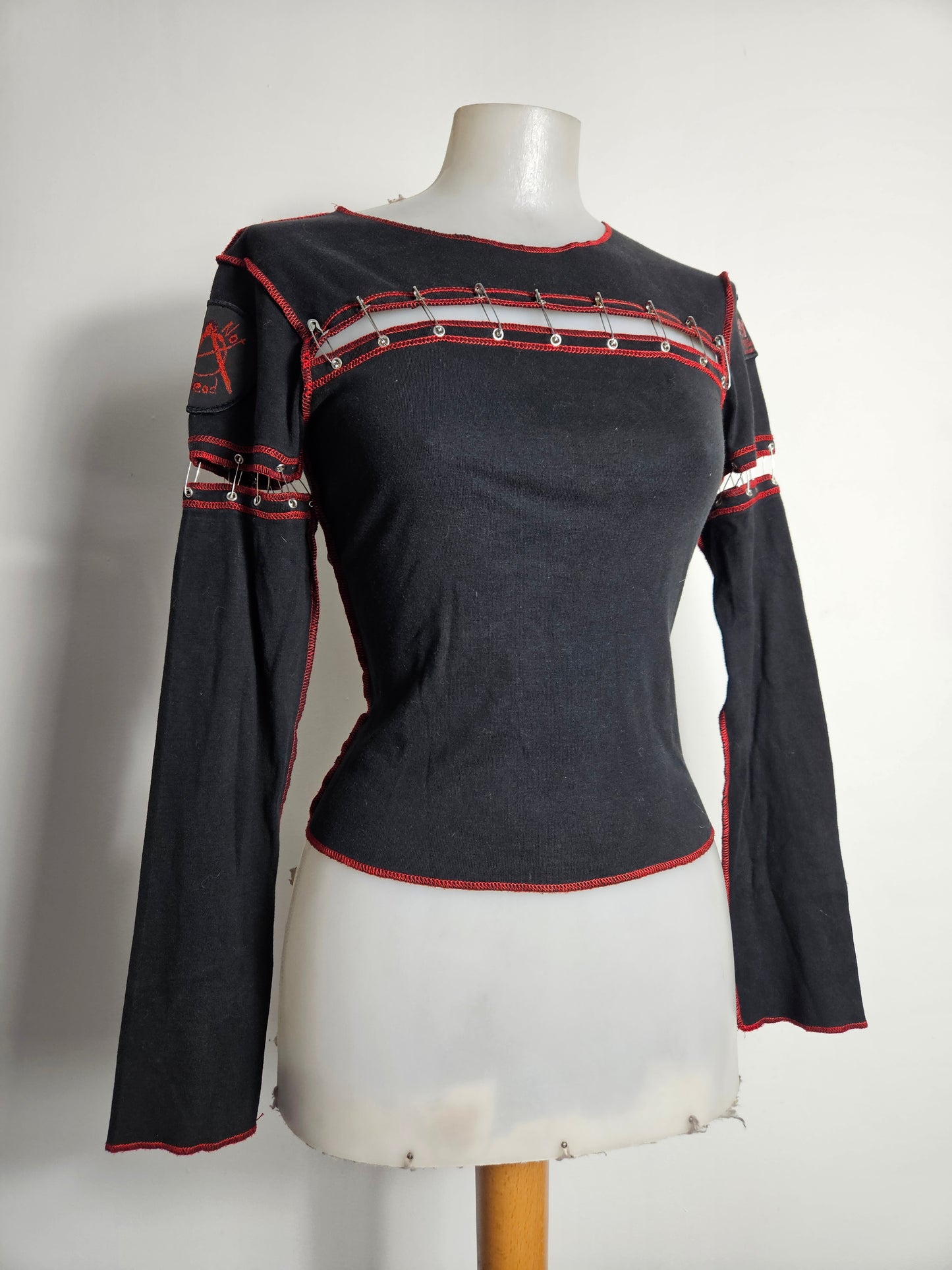 Haut avec épingles à nourrice