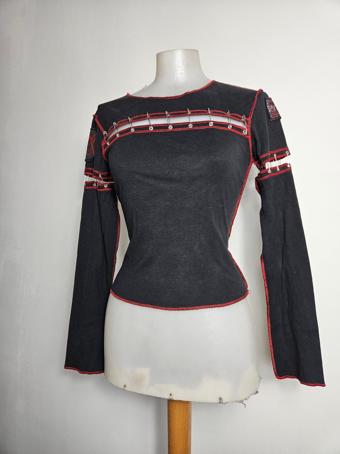 Haut avec épingles à nourrice