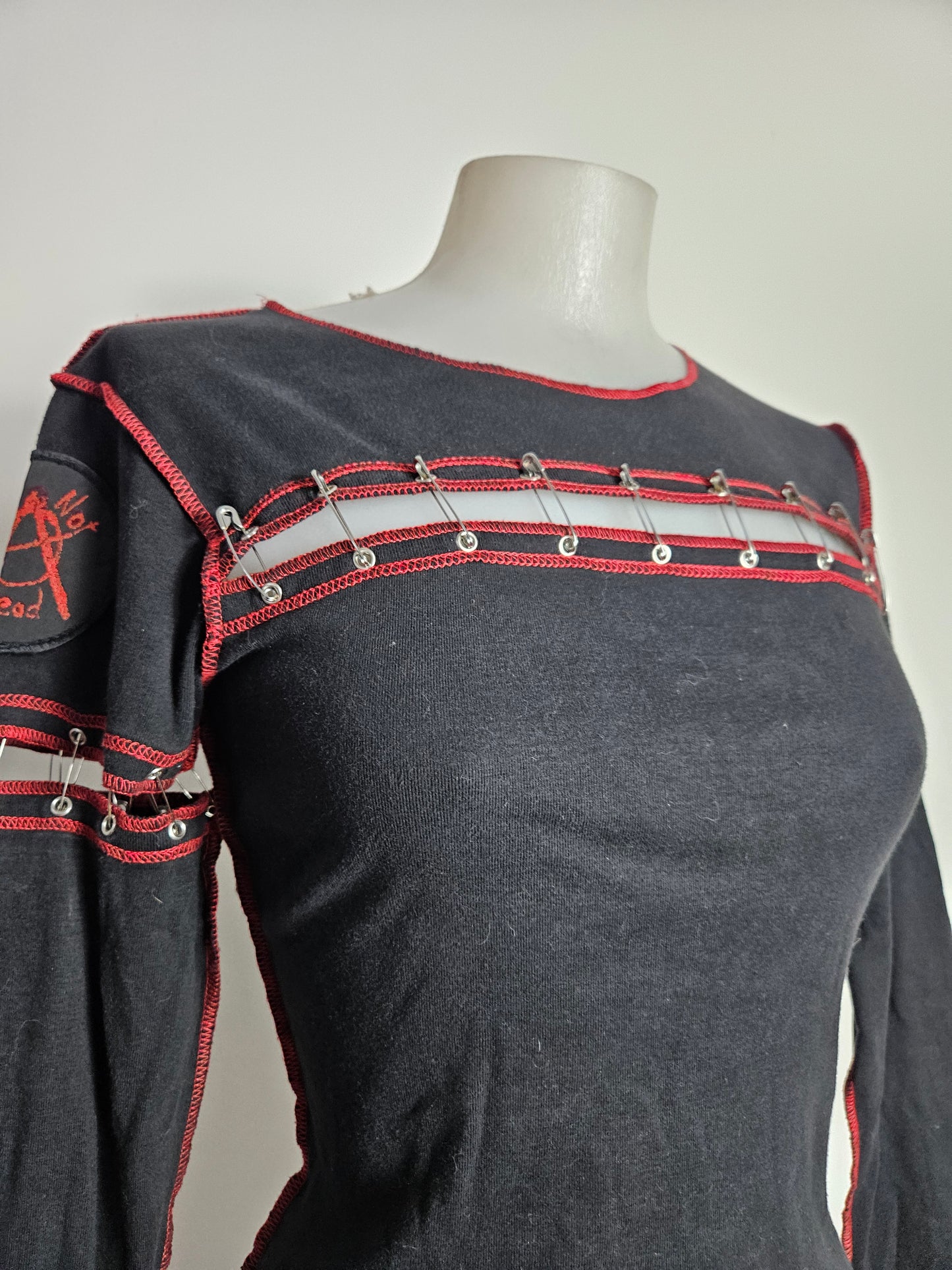 Haut avec épingles à nourrice