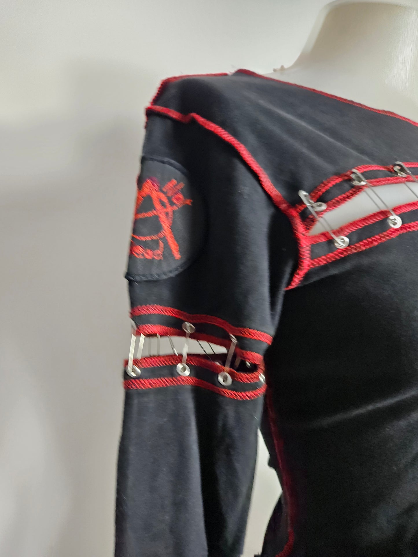 Haut avec épingles à nourrice