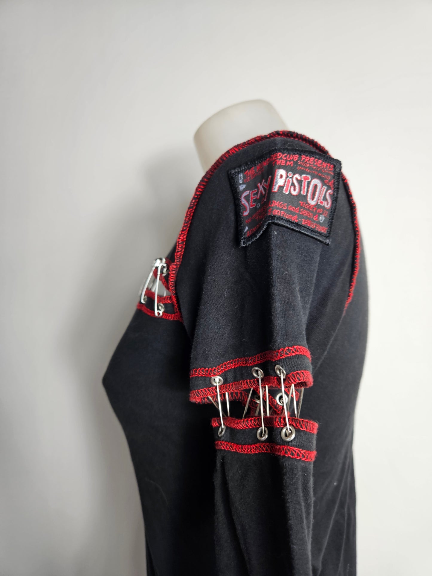 Haut avec épingles à nourrice