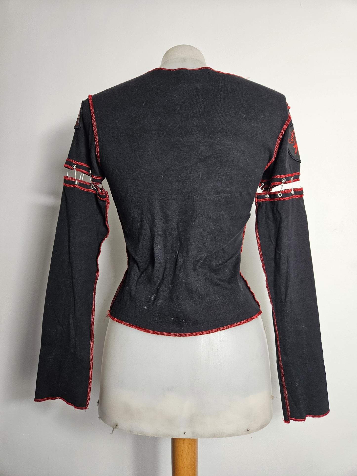 Haut avec épingles à nourrice