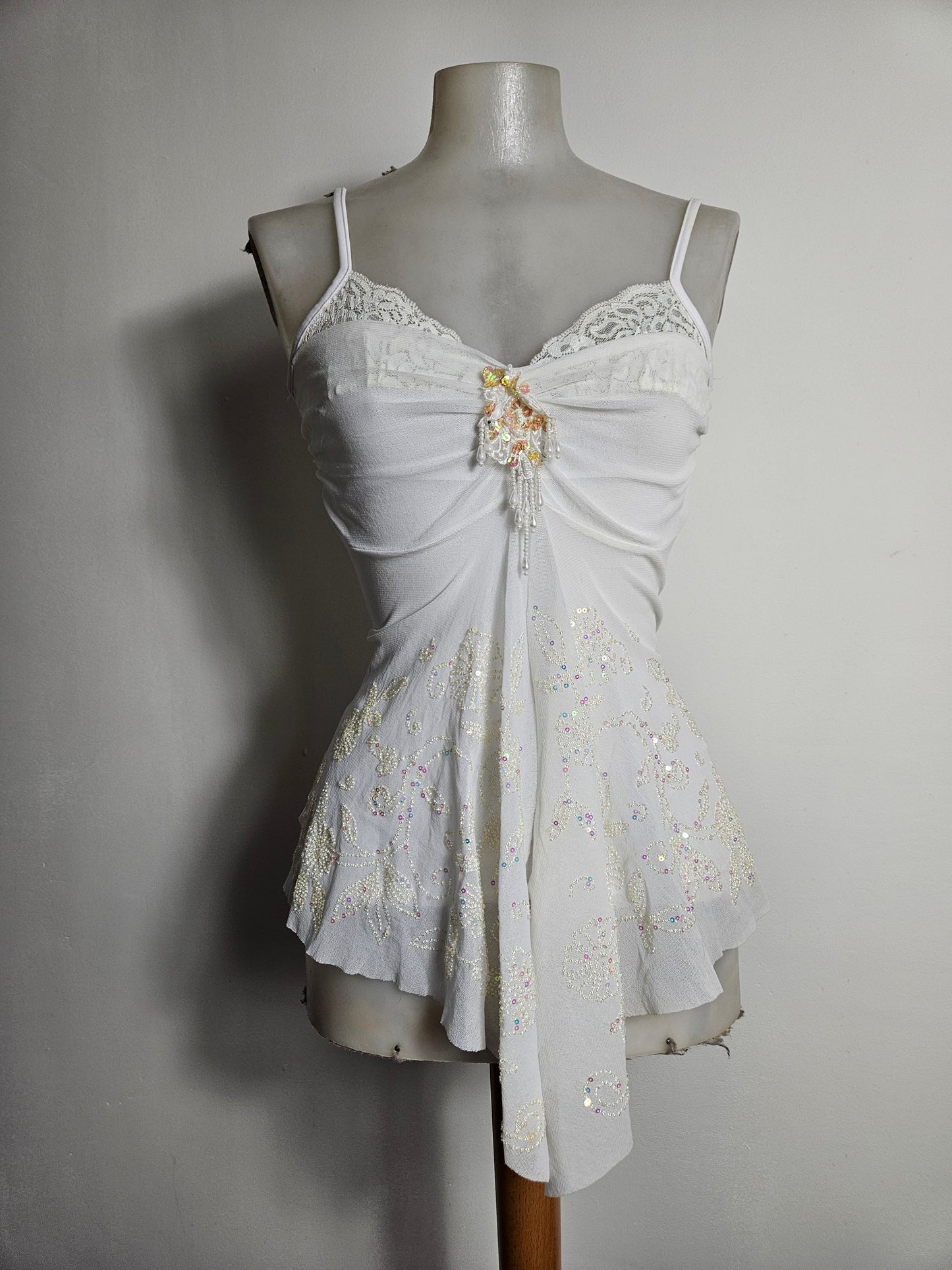 Haut blanc asymétrique brodé