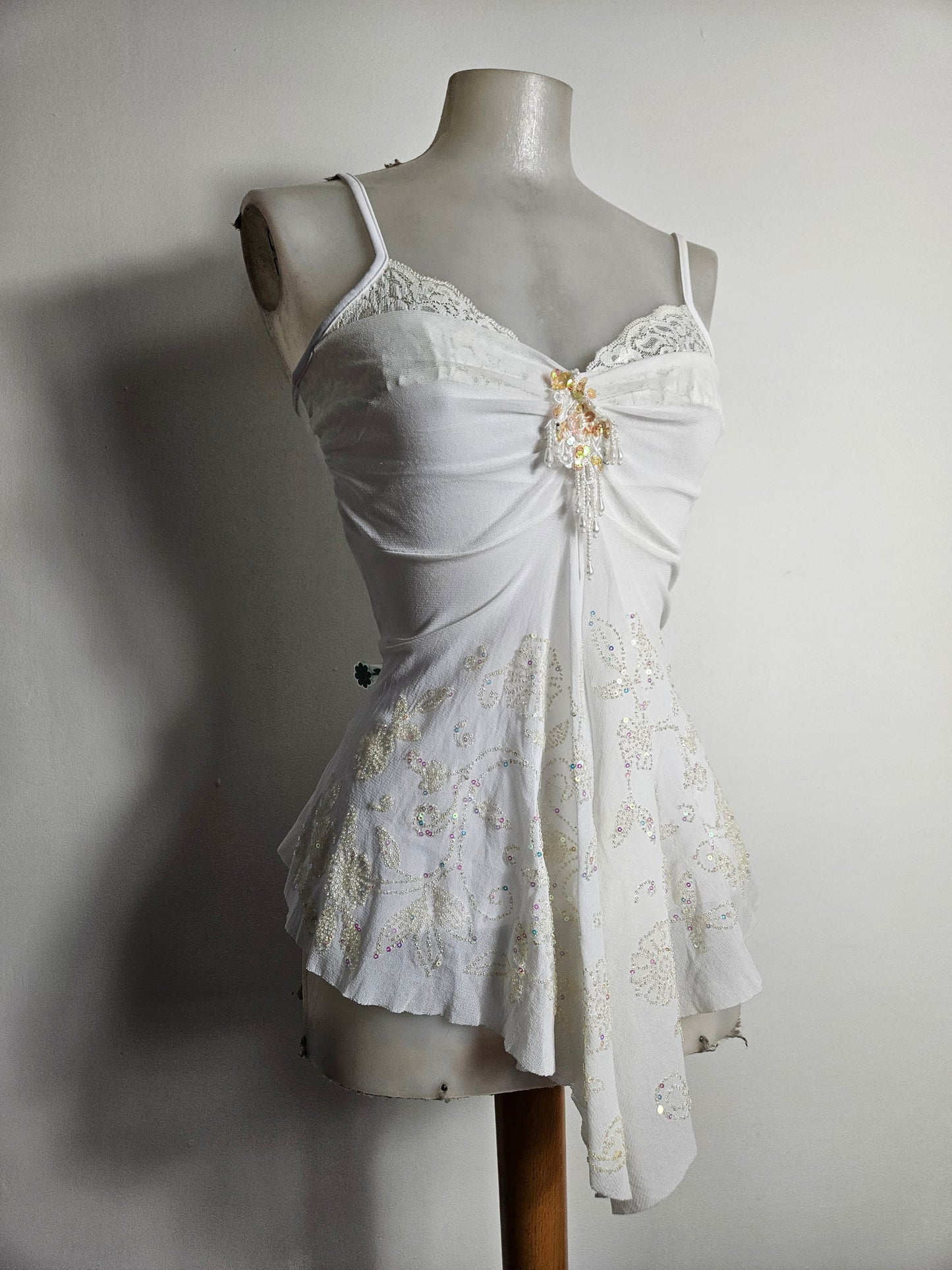 Haut blanc asymétrique brodé