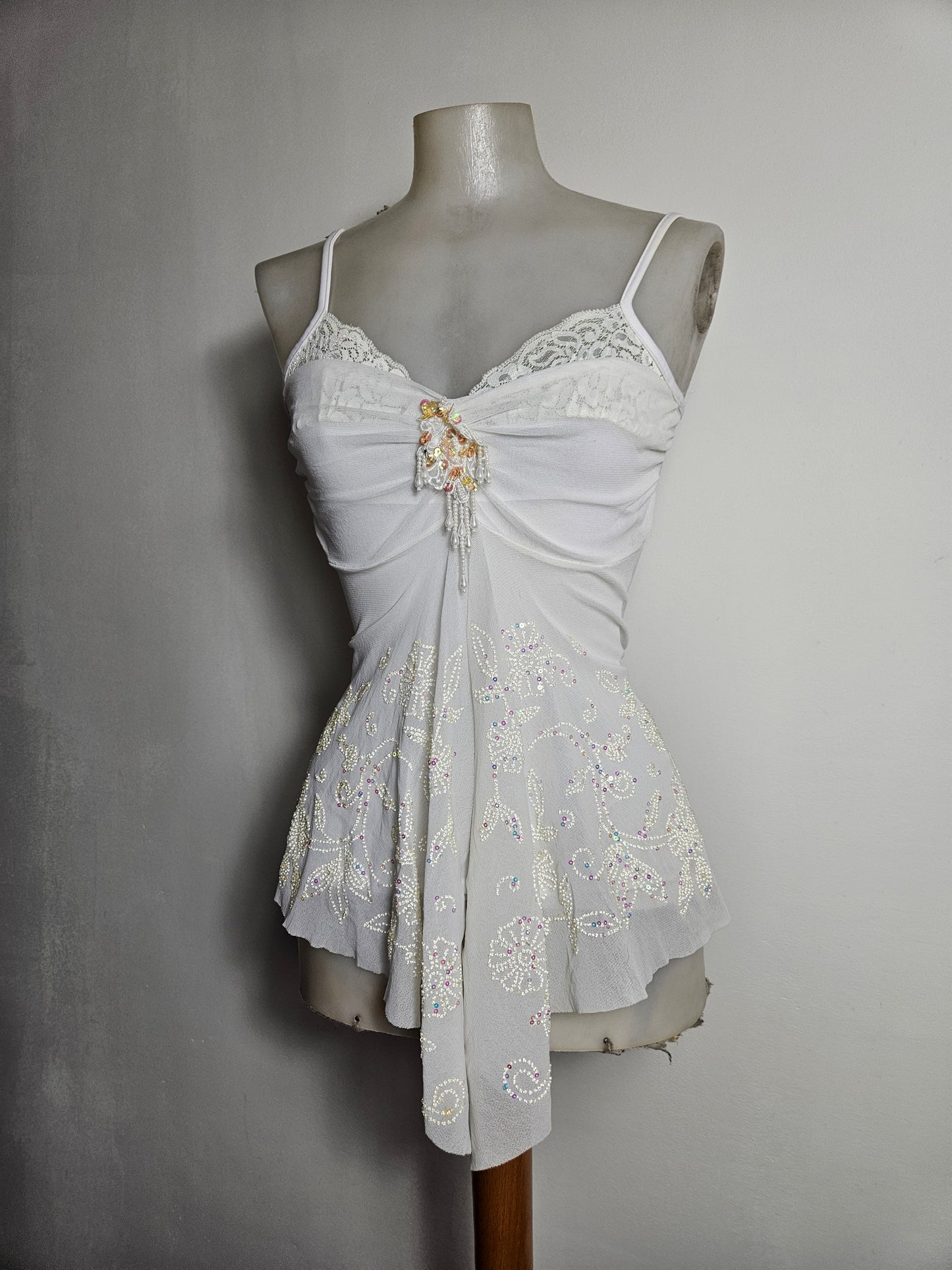 Haut blanc asymétrique brodé