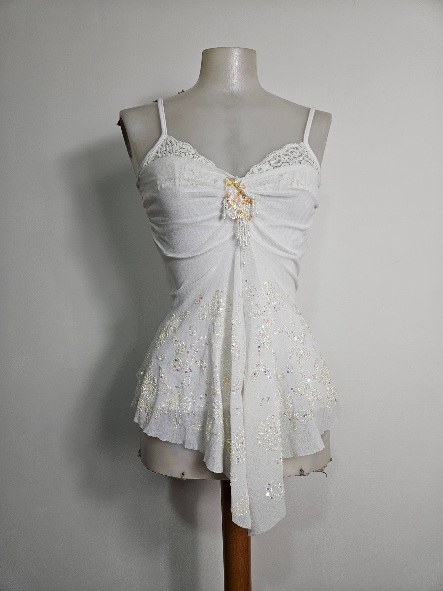 Haut blanc asymétrique brodé