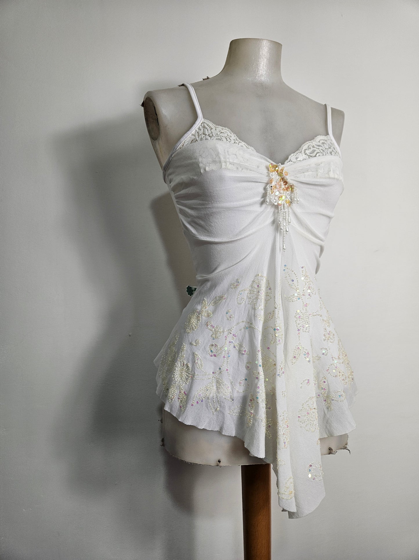 Haut blanc asymétrique brodé