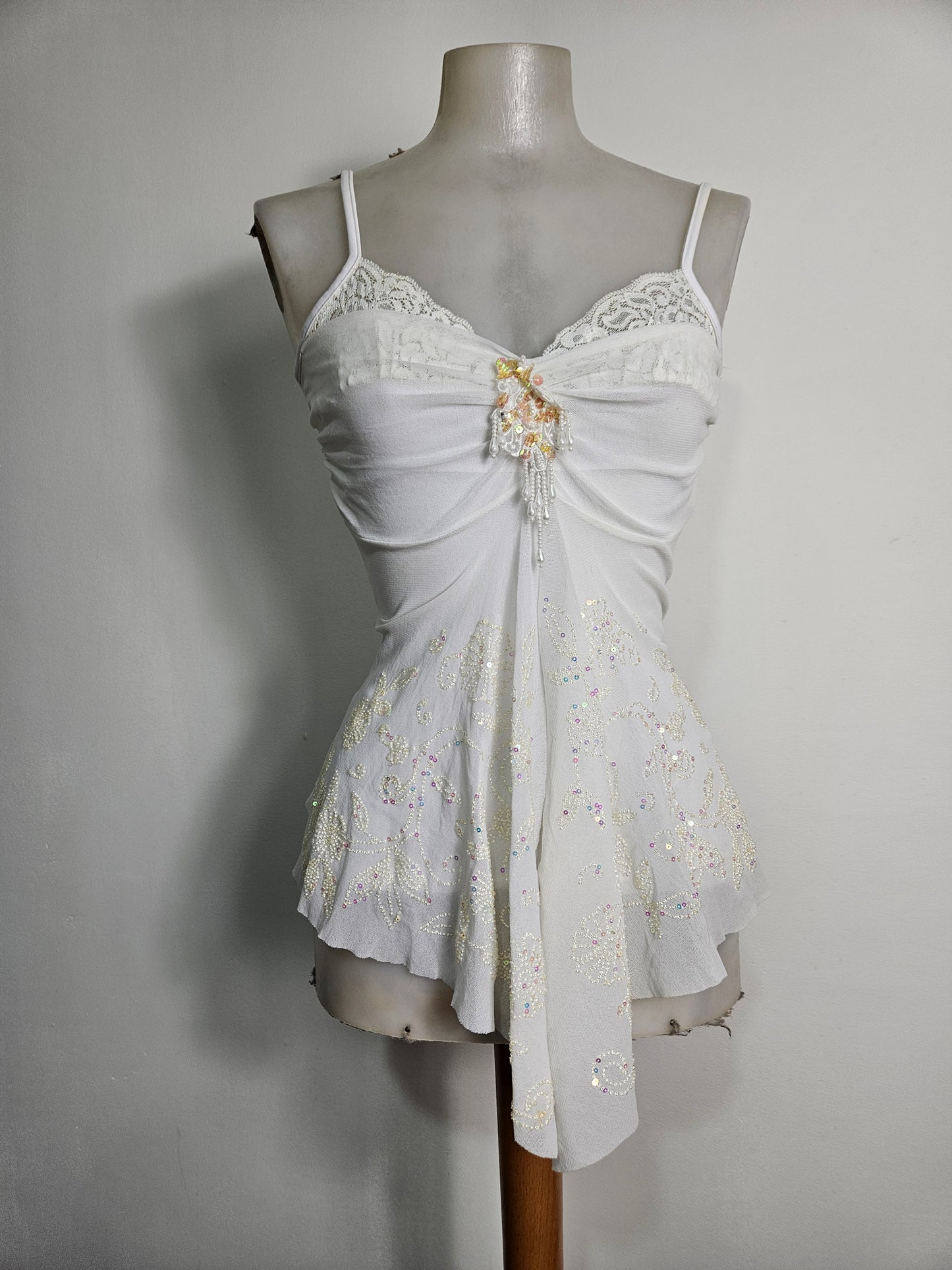 Haut blanc asymétrique brodé