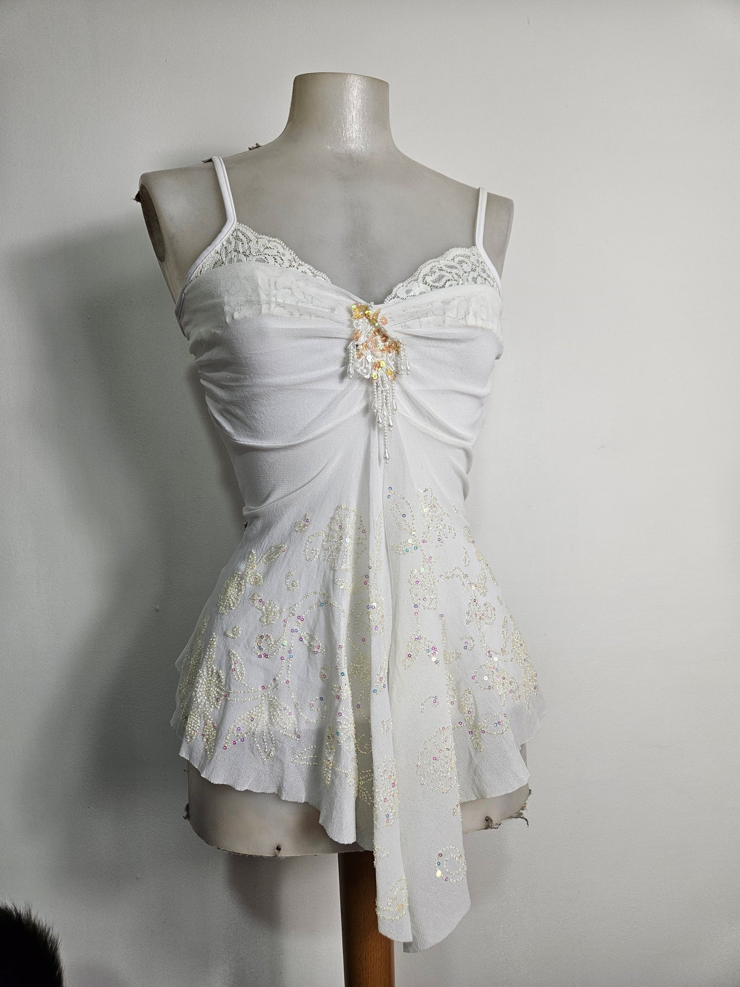 Haut blanc asymétrique brodé