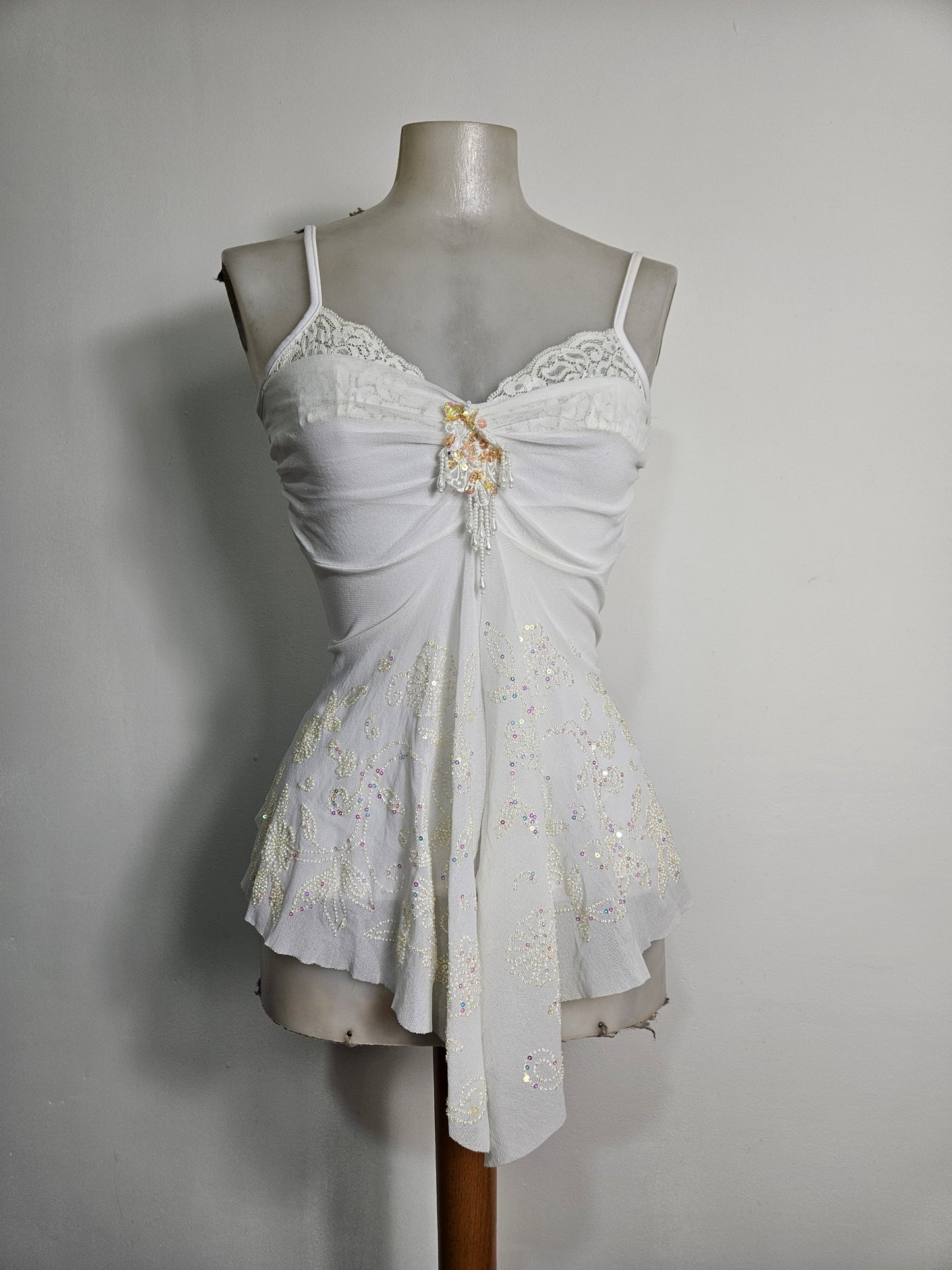 Haut blanc asymétrique brodé