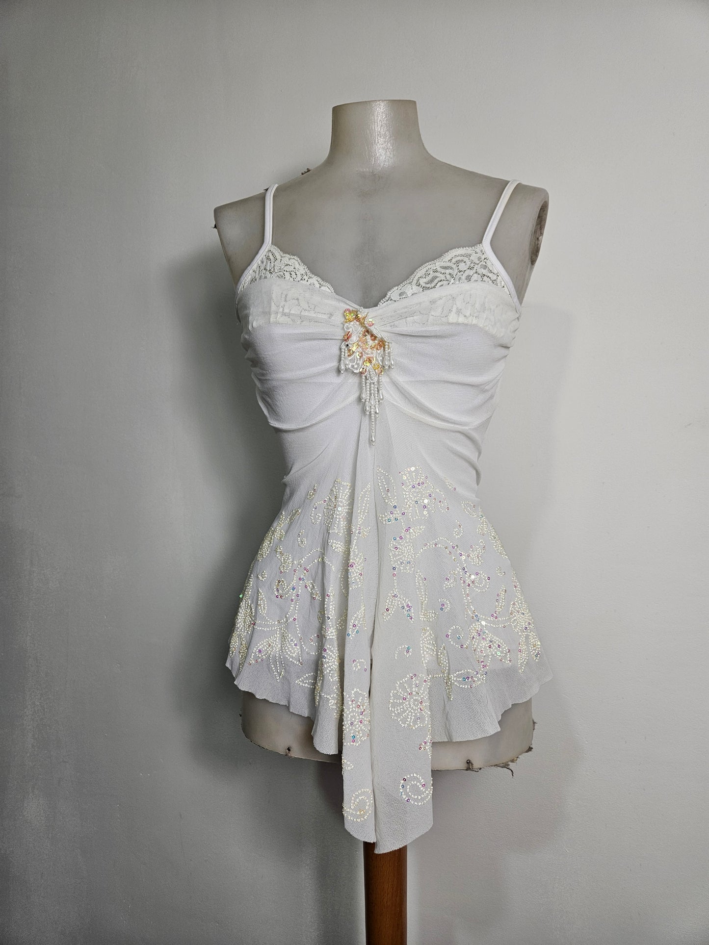 Haut blanc asymétrique brodé