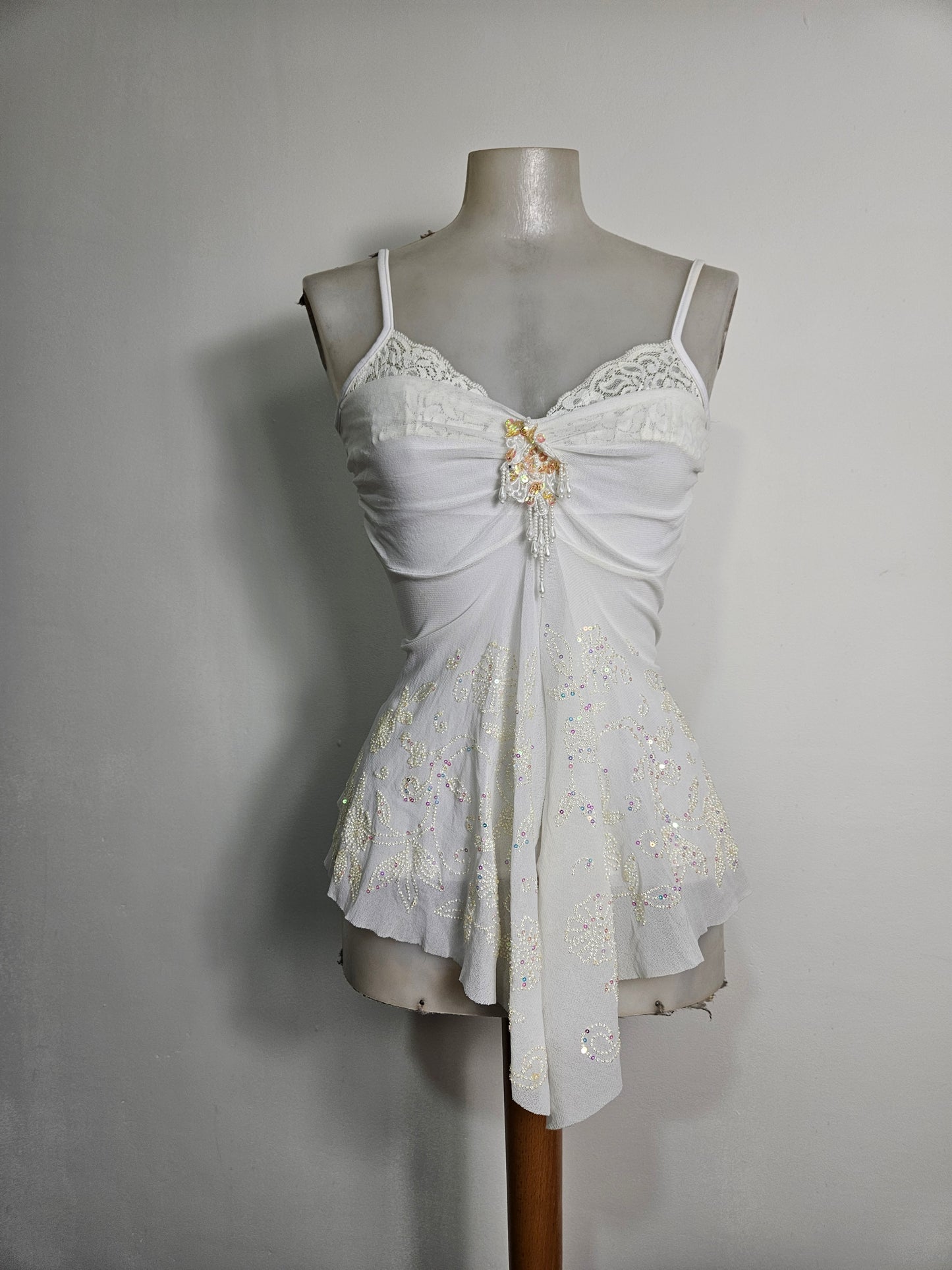 Haut blanc asymétrique brodé