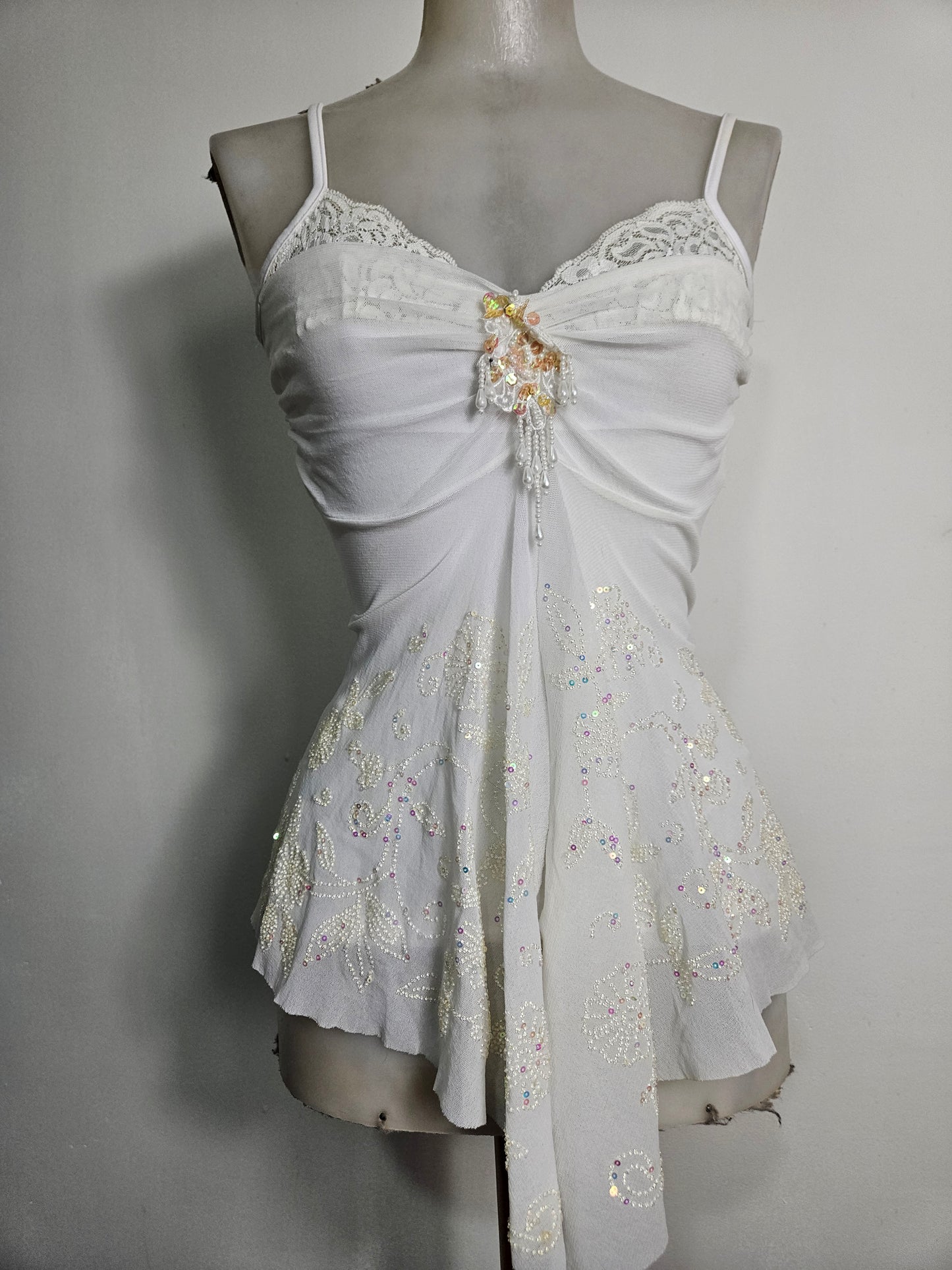 Haut blanc asymétrique brodé