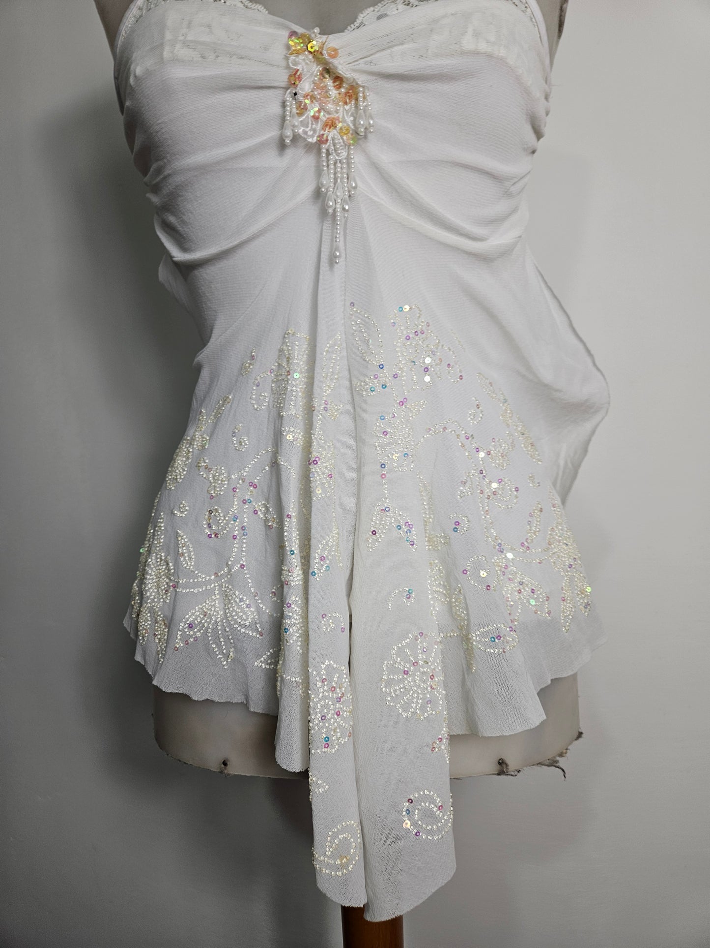 Haut blanc asymétrique brodé