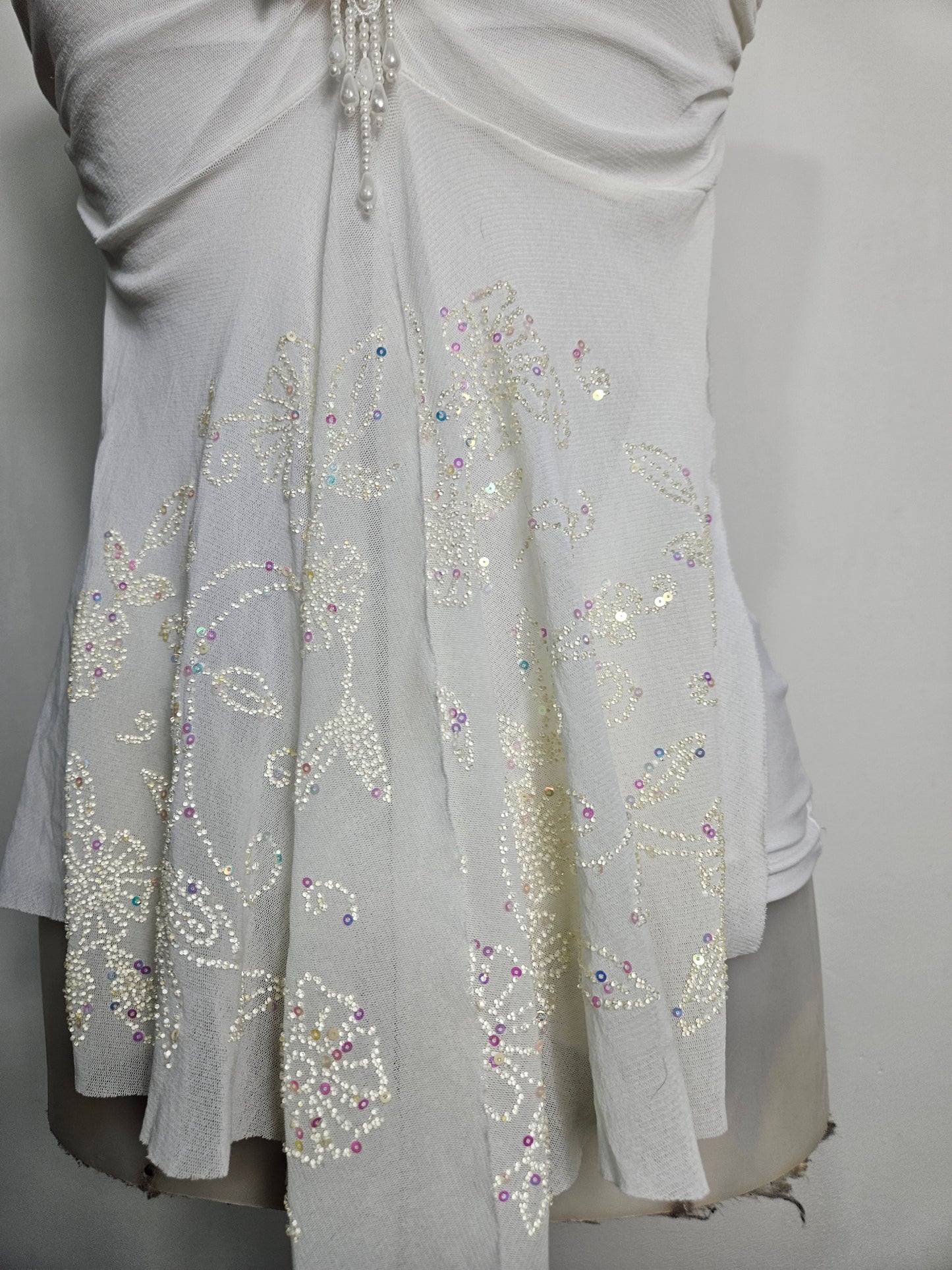 Haut blanc asymétrique brodé